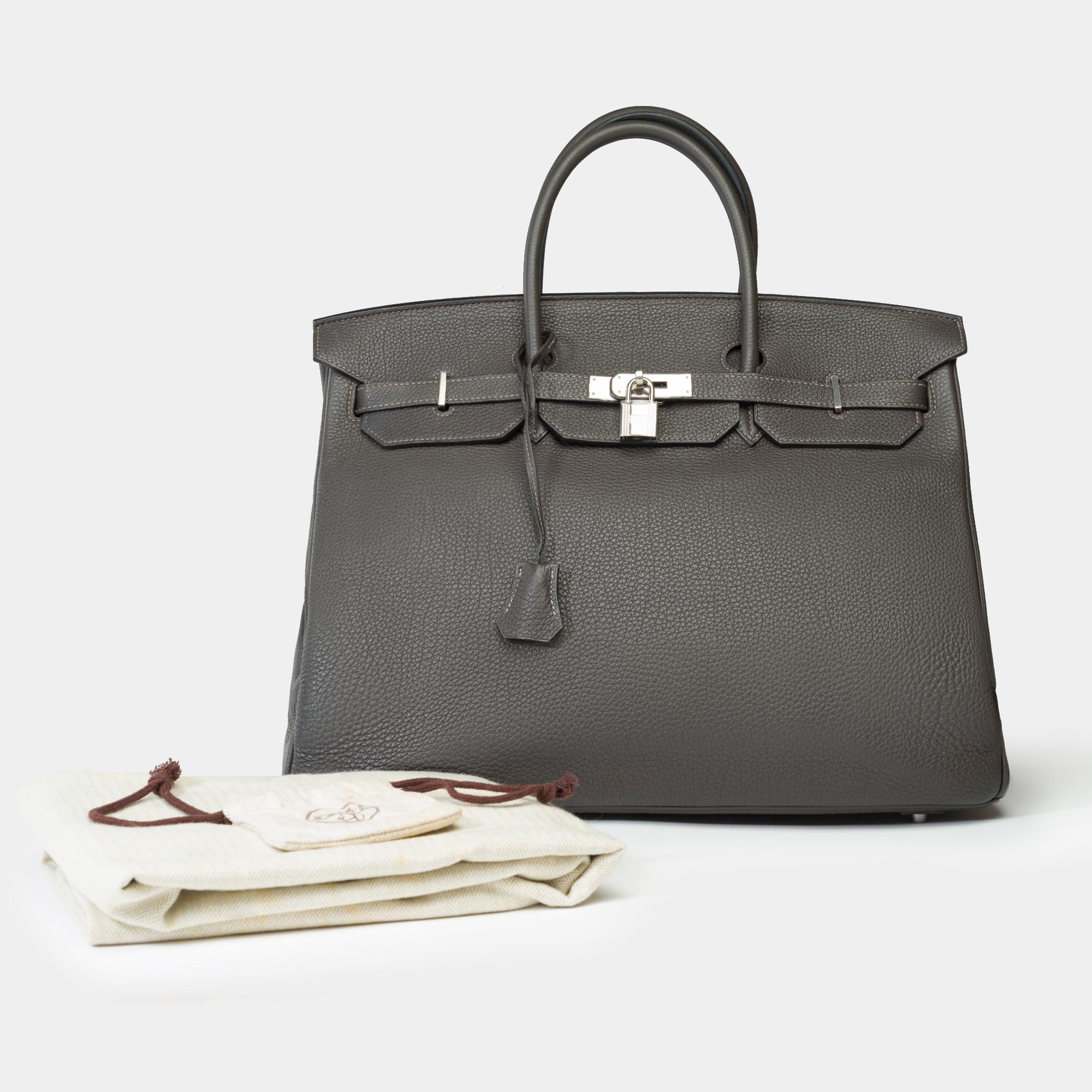 Beautiful​ ​Hermes​ ​Birkin​ ​40​ ​handbag​ ​in​ ​Graphite​ ​Grey​ ​Togo​ ​leather,​ ​with​ ​palladium​ ​silver​ ​metal​ ​trim,​ ​double​ ​grey​ ​leather​ ​handles​ ​for​ ​hand​ ​carry

Flap​ ​closure
Grey​ ​leather​ ​interior​ ​lining,​ ​one​ ​zip​