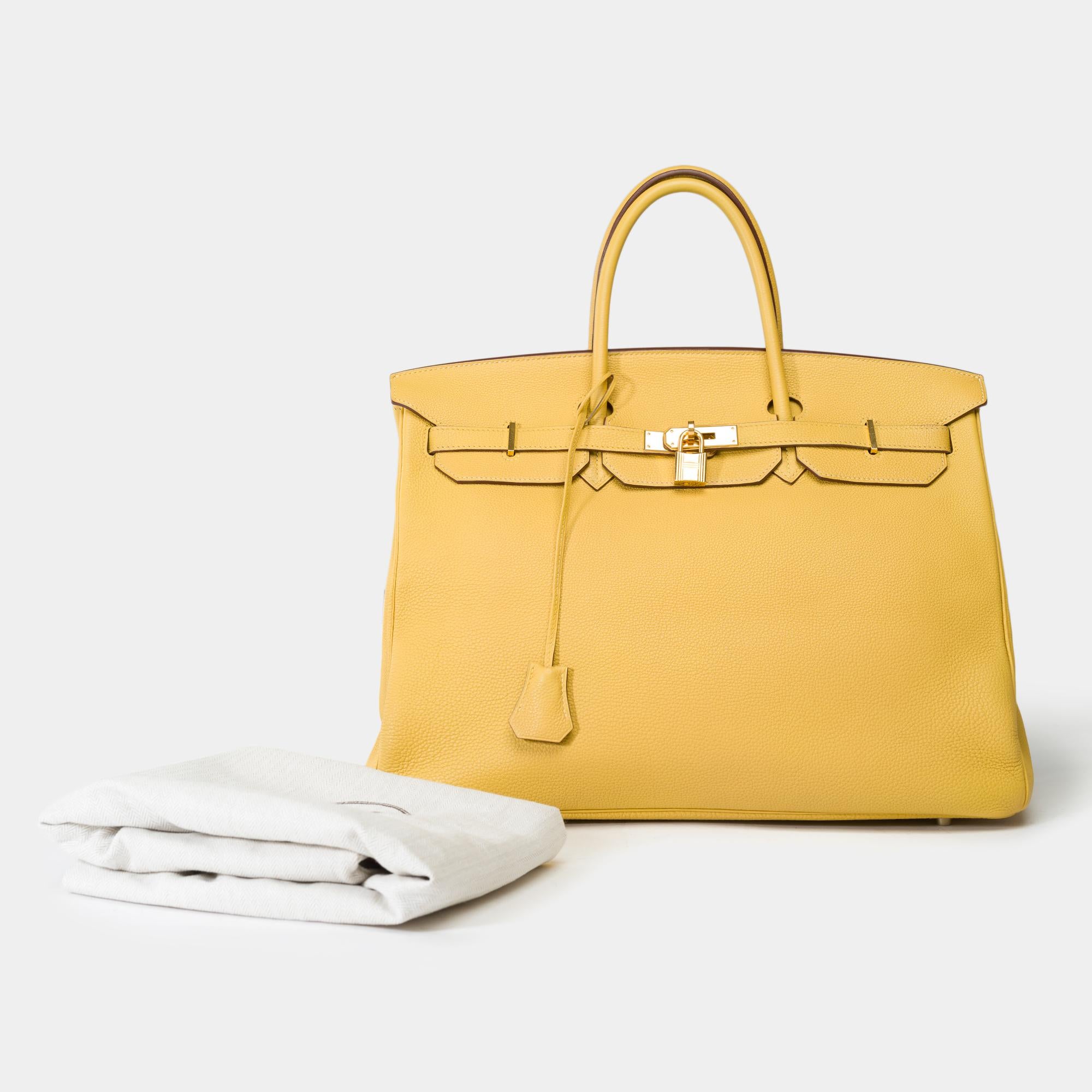 Precioso bolso Hermes Birkin 40 en piel Jaune Poussin Togo , adornos en metal dorado , doble asa en piel amarilla que permite llevarlo en la mano

Cierre con solapa
Forro de piel amarilla, un bolsillo con cremallera, un bolsillo de parche
Firma :