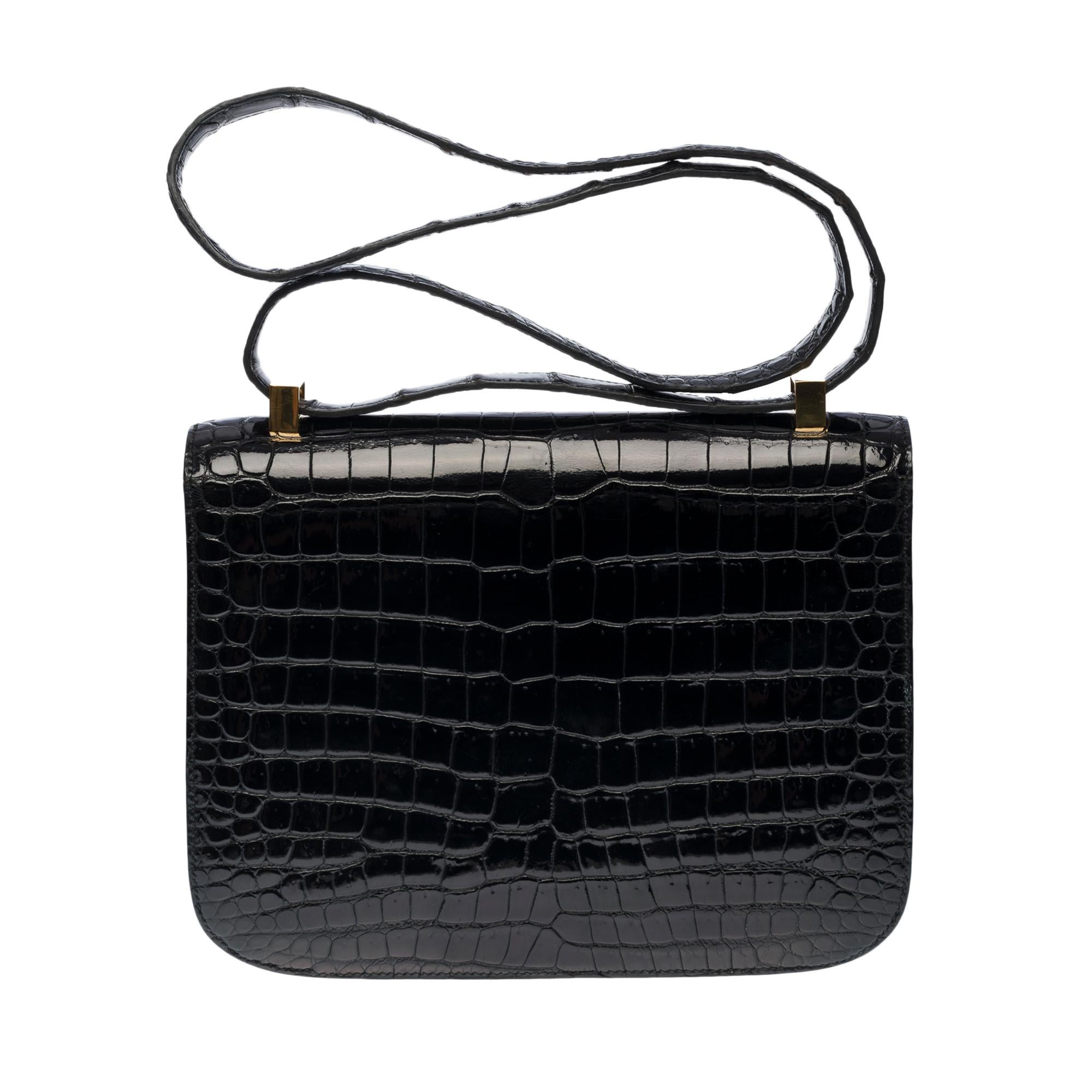Amazing Hermes Constance 23 shoulder bag in black porosus crocodile leather , gold-plated metal hardware, black crocodile handle for hand or shoulder support

Fastener with logo on flap
Black leather lining, one zippered pocket, one patch