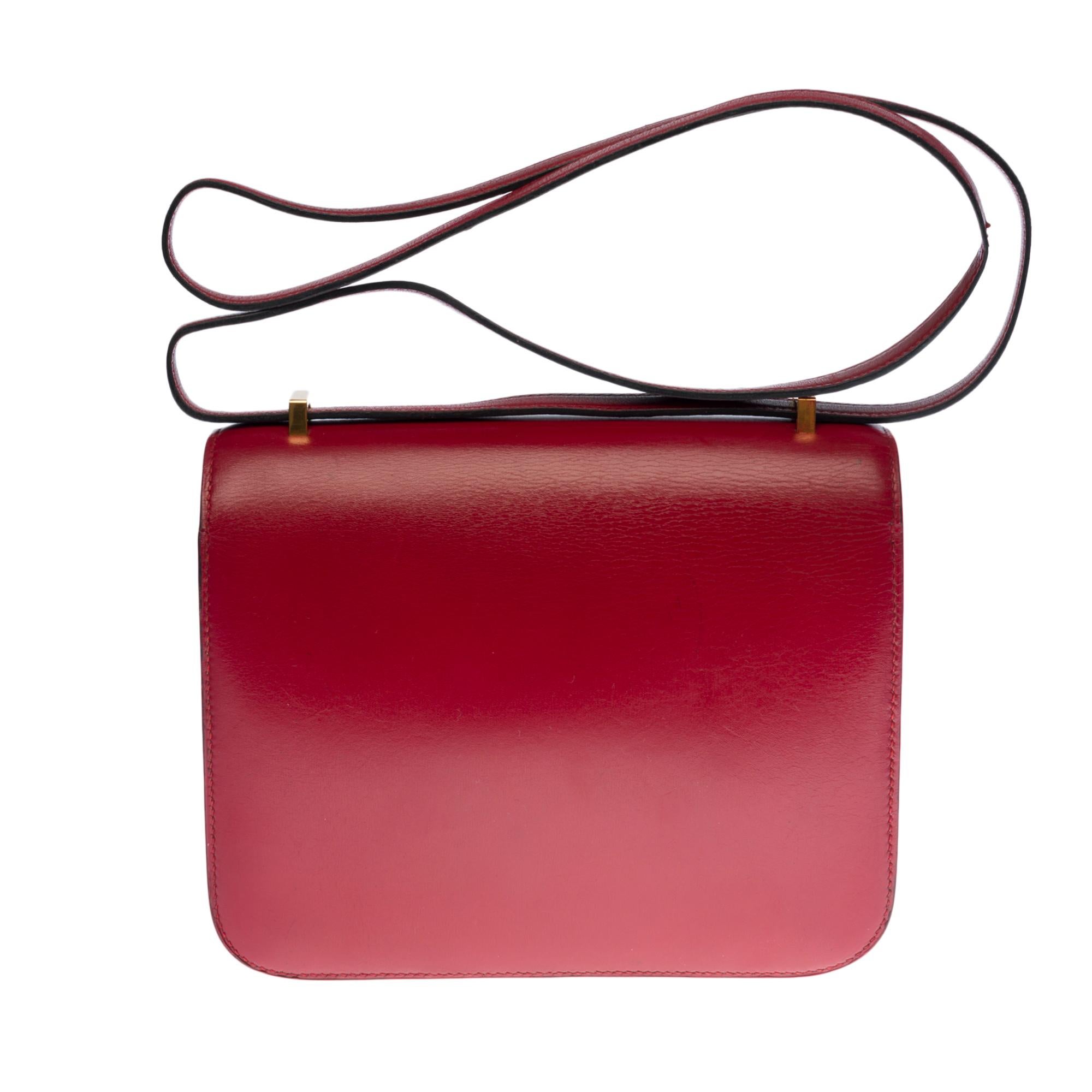 Splendid & Rare Hermès Constance Mini shoulder bag in burgundy calf box leather (Rouge H), gold plated metal hardware, a shoulder strap in burgundy leather box allowing a shoulder or crossbody

Logo closure on flap
Burgundy leather lining, two
