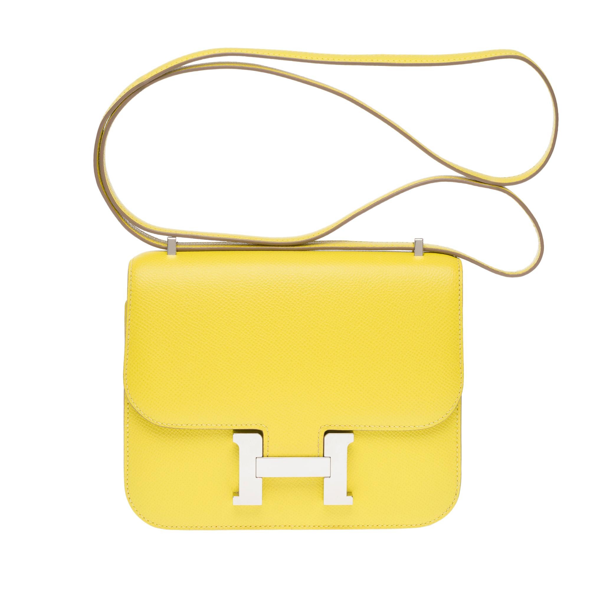 Stunning & luminous Hermès Constance Mini 18 in lime Epsom leather , palladium silver metal hardware, a shoulder strap in epsom leather for shoulder or crossbody carry

Logo closure on flap
Yellow leather lining, two compartments, two patch
