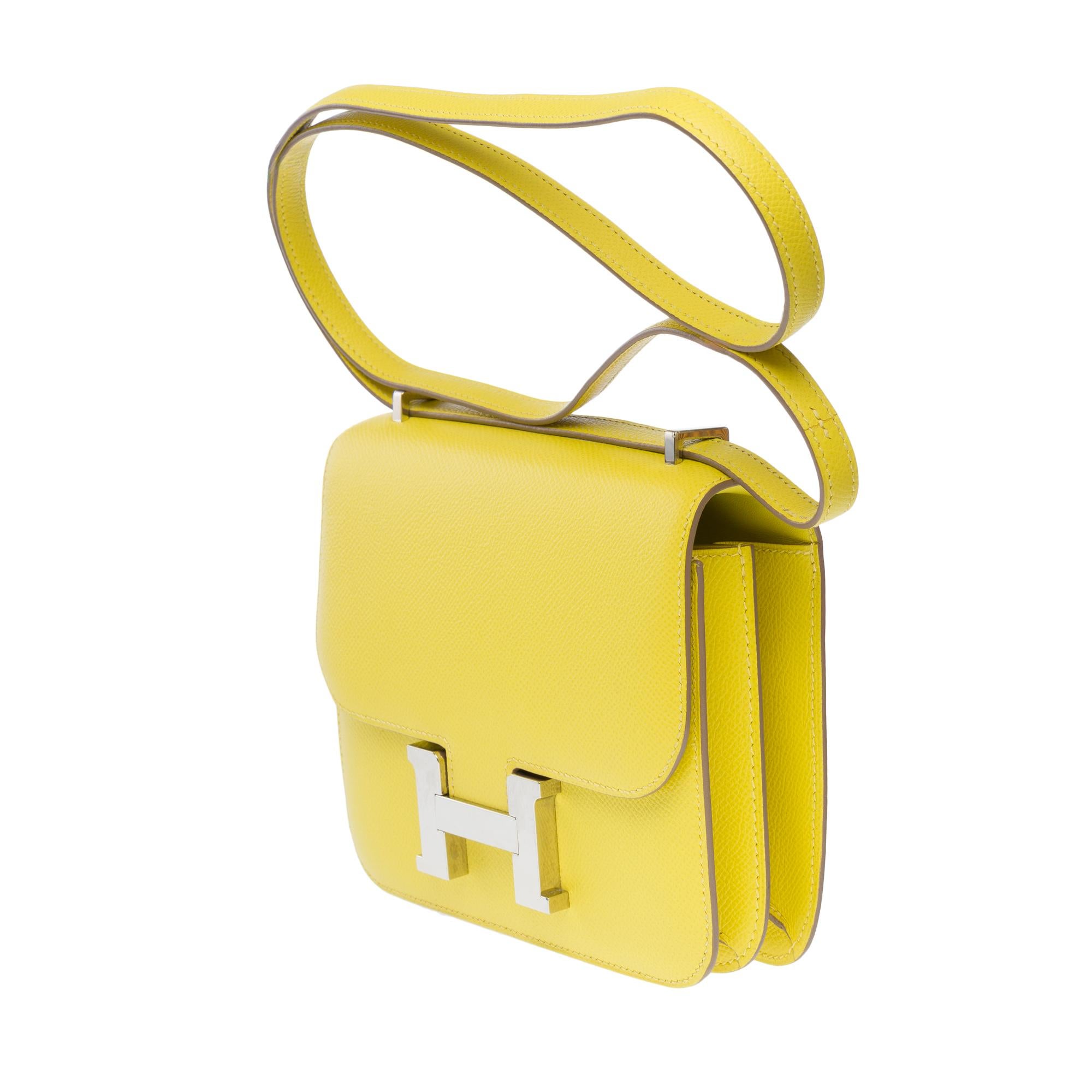 Amazing Hermes Constance Mini 18 shoulder bag in lime epsom leather, SHW In Good Condition For Sale In Paris, IDF