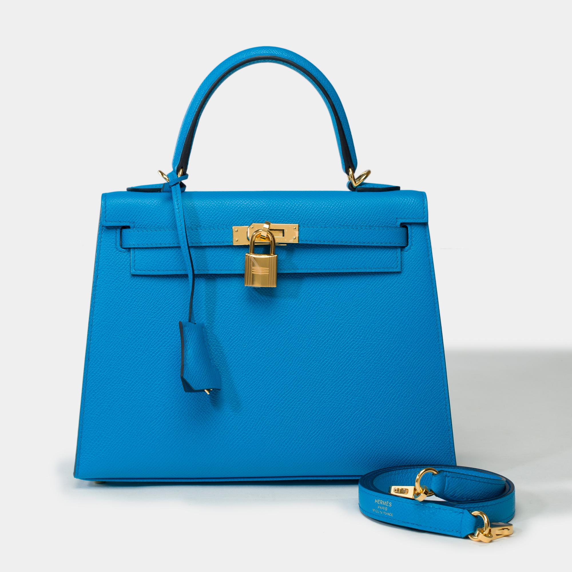 Beautiful Hermes Kelly 25 sellier handbag strap in Blue Frida Epsom calf leather, gold plated metal trim, simple handle in blue epsom leather, a removable shoulder strap in blue epsom leather allowing a hand or shoulder carry

Flap closure
Inner