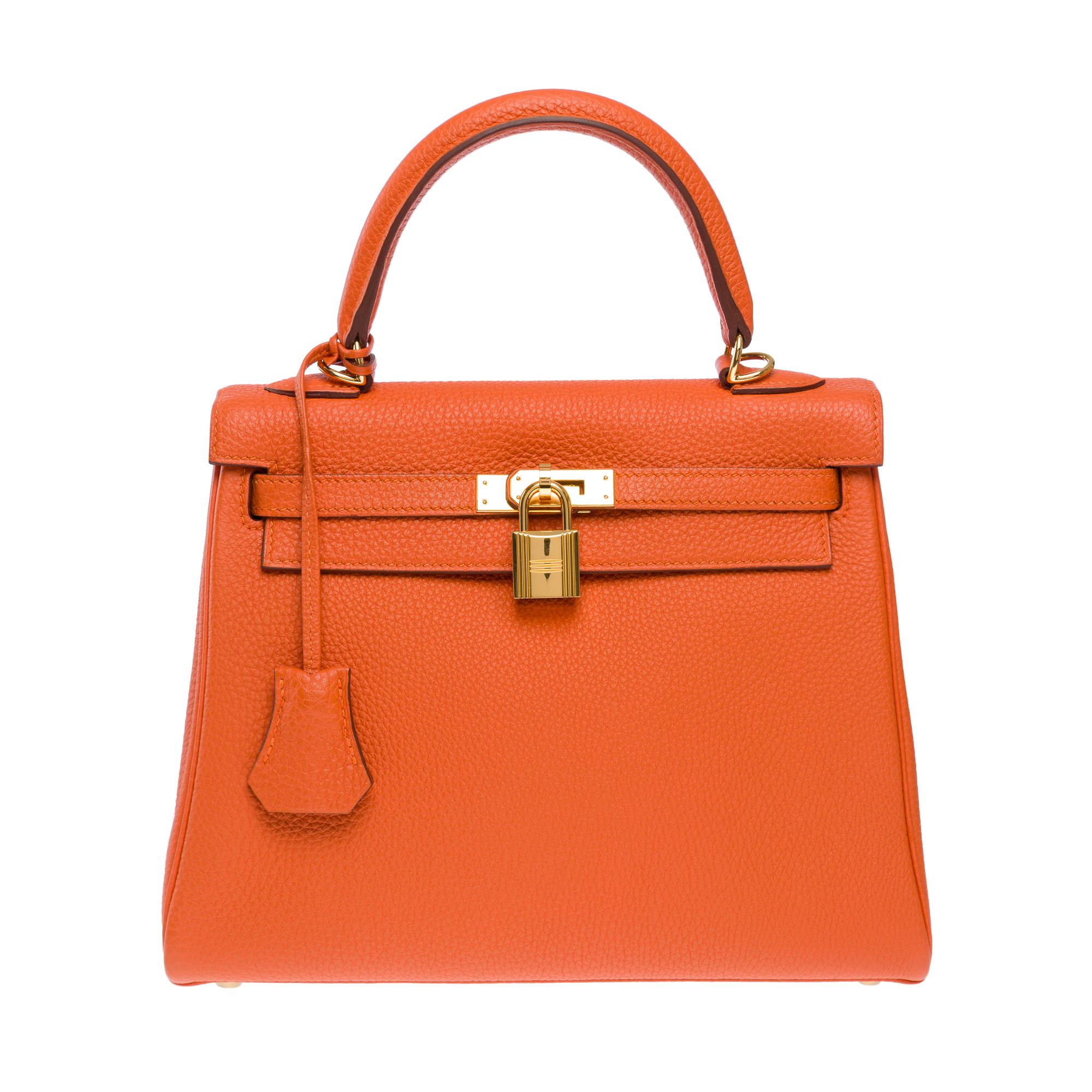 Amazing Hermès Kelly 25 retourne handbag strap in Orange Feu Togo leather , GHW In Excellent Condition For Sale In Paris, IDF