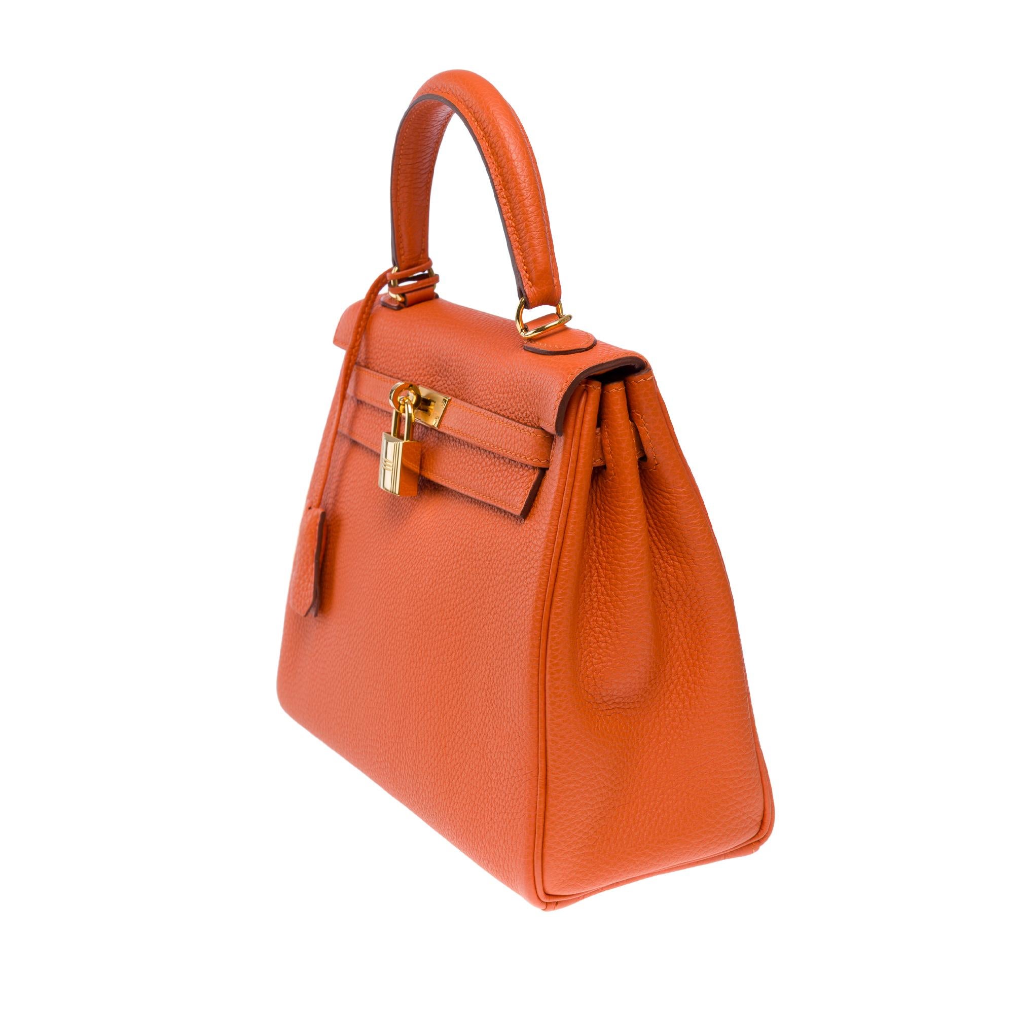 Amazing Hermès Kelly 25 retourne handbag strap in Orange Feu Togo leather , GHW For Sale 1