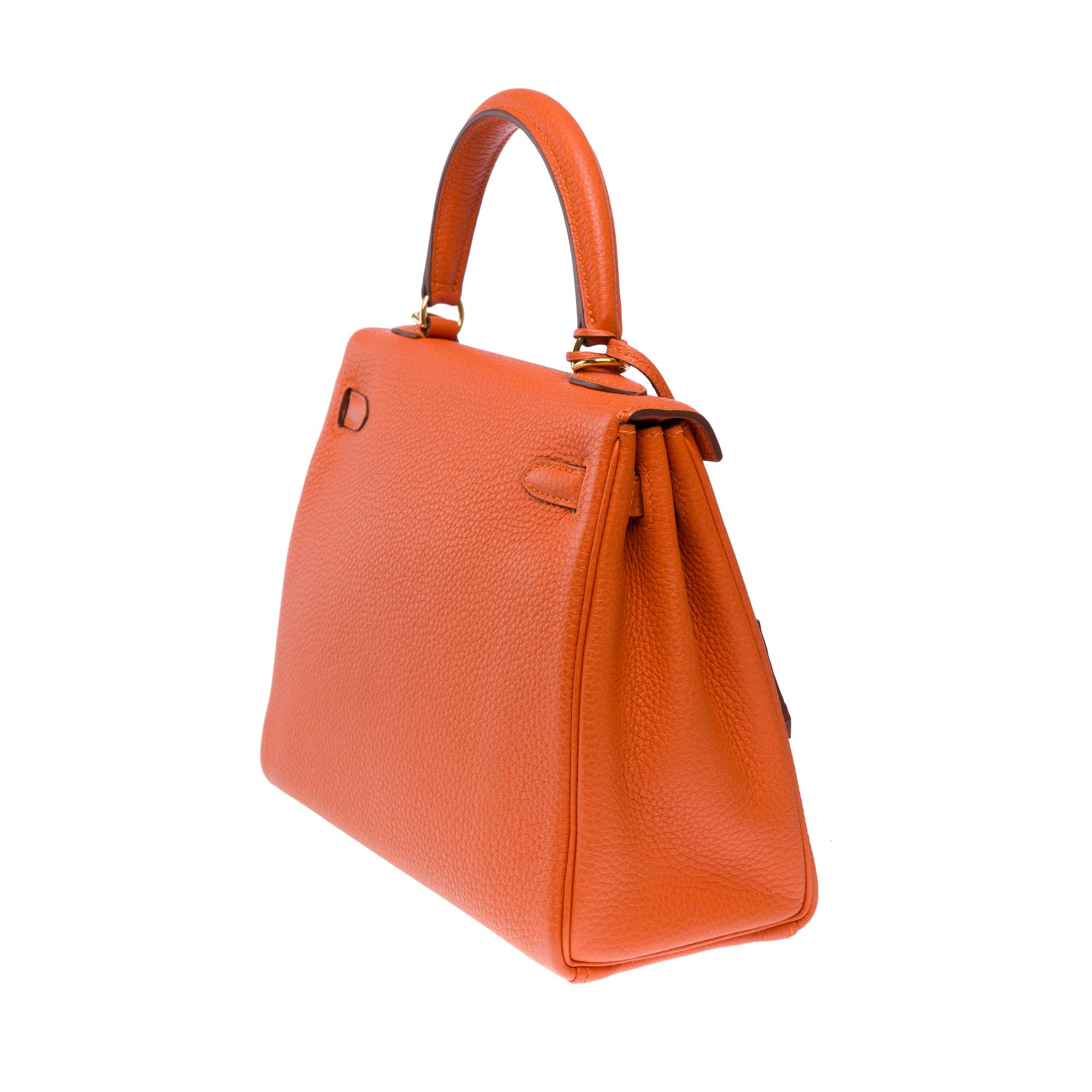 Amazing Hermès Kelly 25 retourne handbag strap in Orange Feu Togo leather , GHW For Sale 2