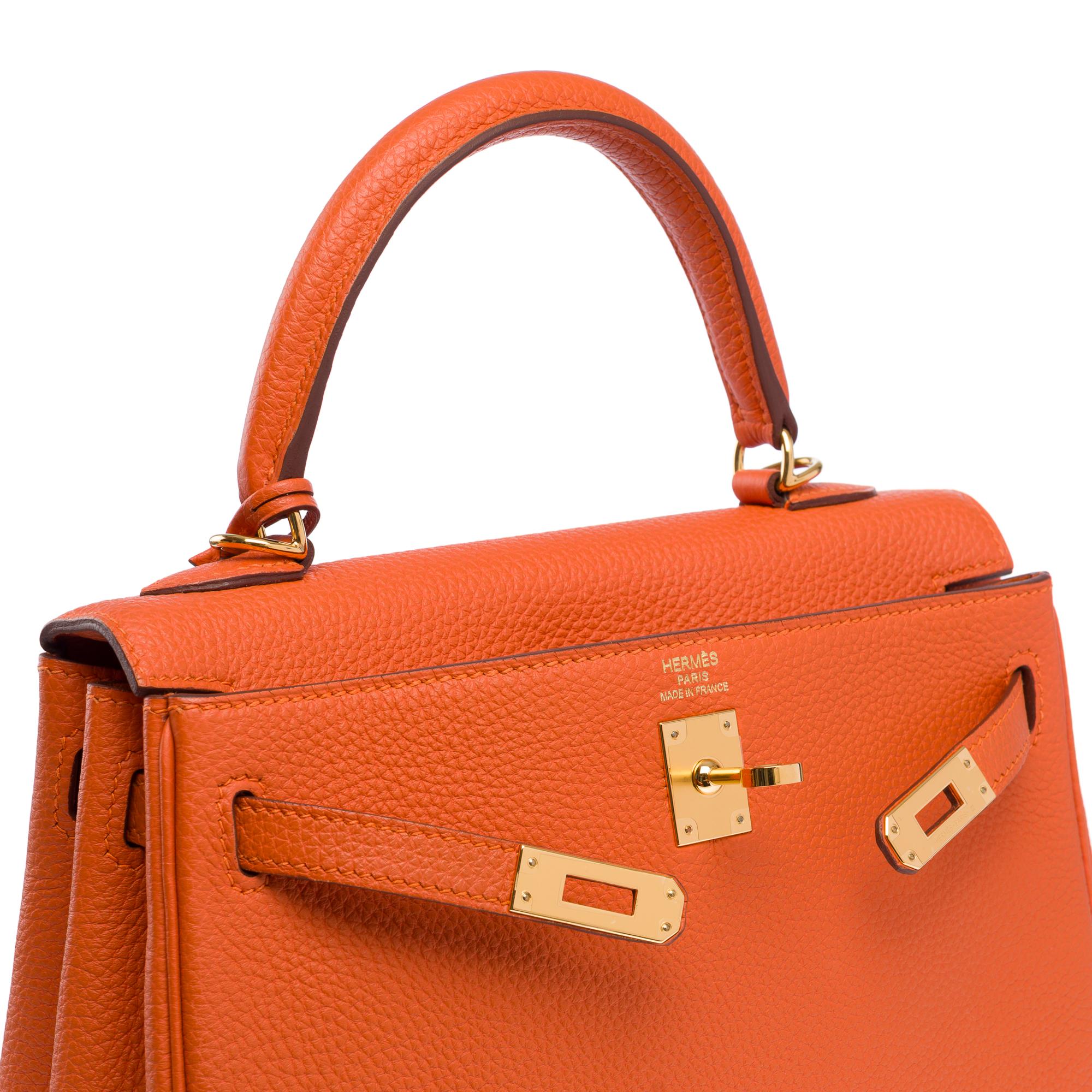 Amazing Hermès Kelly 25 retourne handbag strap in Orange Feu Togo leather , GHW For Sale 3