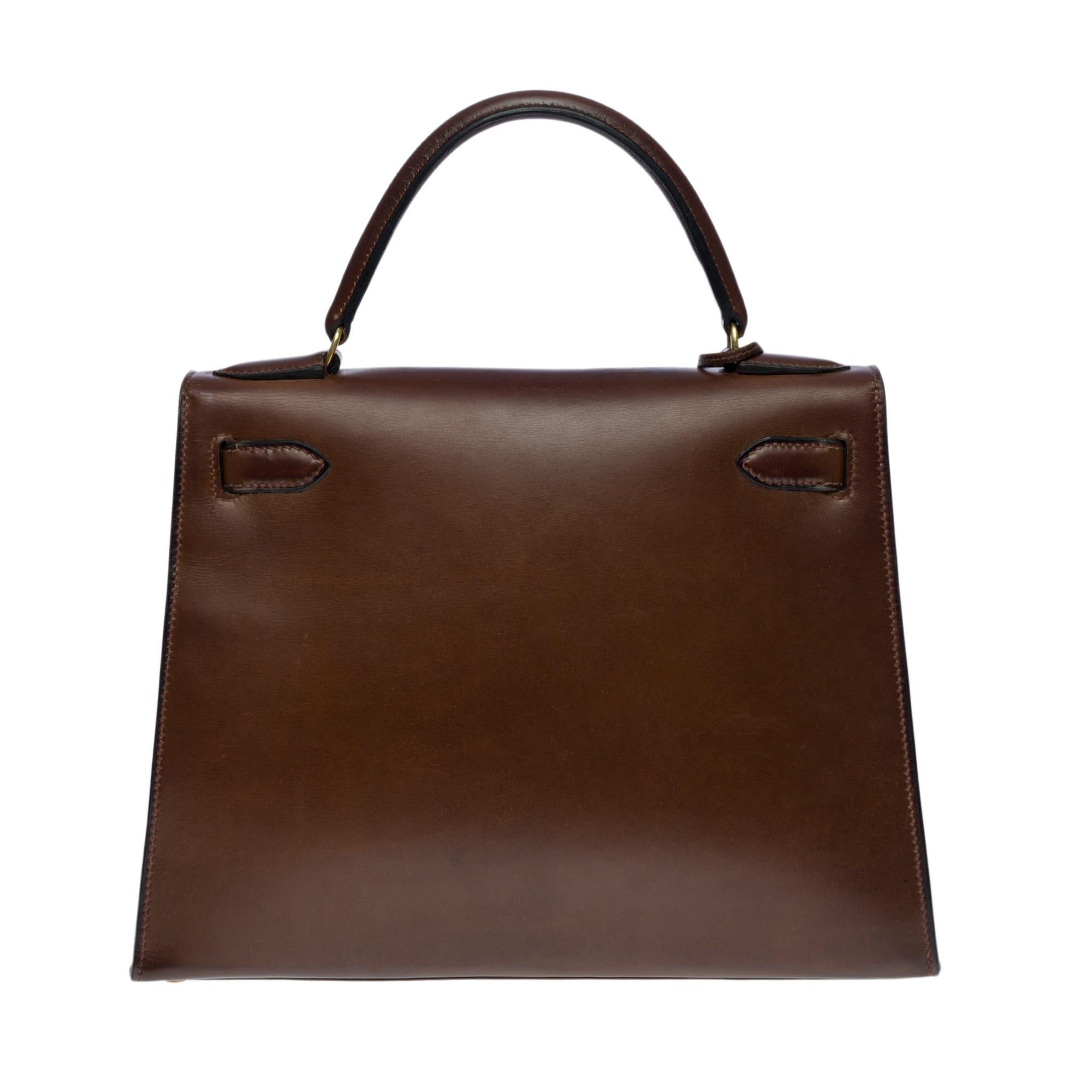 Splendid Hermès Kelly 28 sellier handbag in natural calf brown leather (very close to the Barenia leather), gold plated metal hardware, simple handle in brown leather allowing a hand carry
Flap closure
Inner lining in brown leather, a zippered
