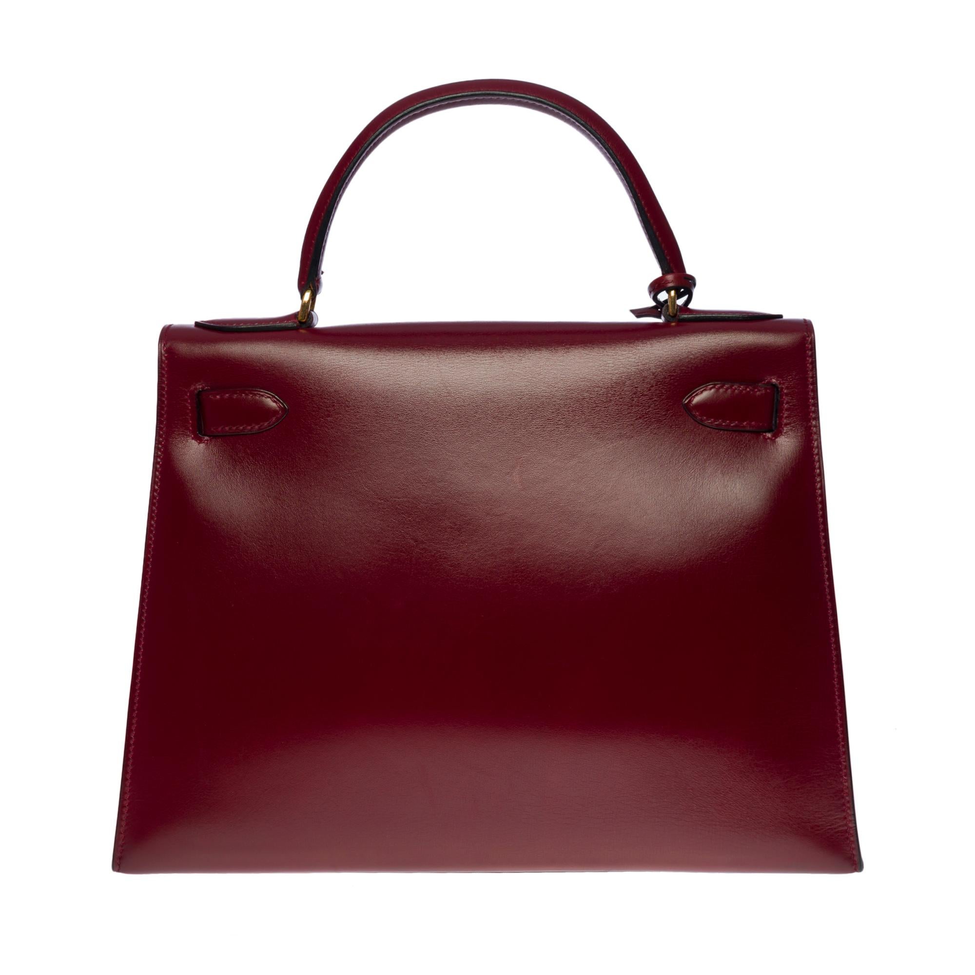 Exquisite Hermes Kelly 28 sellier handbag in Rouge H (burgundy) box calf leather, gold plated metal hardware, leather handle box red allowing a hand carry
Flap closure
Red leather lining, one zippered pocket, two patch pockets
Signature: 