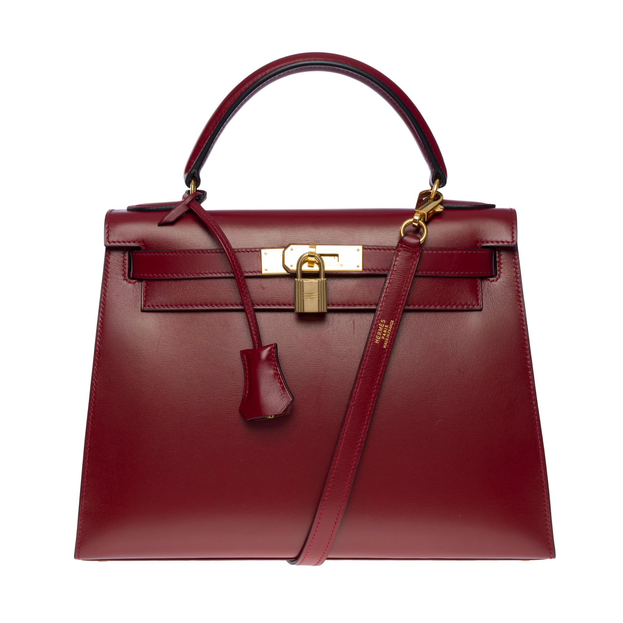 Exquisite Hermes Kelly 28 sellier handbag in Rouge H (burgundy) box calf leather, gold plated metal hardware, leather handle box red allowing a hand , shoulder or crossbody carry
Flap closure
Red leather lining, one zippered pocket, two patch