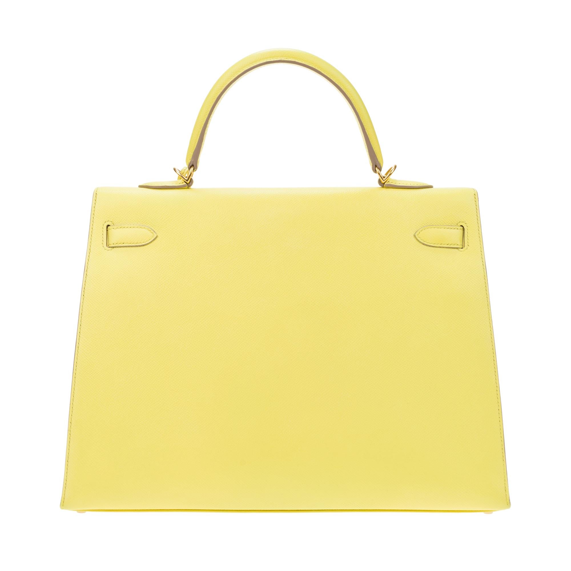 Stunning and Rare Hermes Kelly 35 cm lemon yellow Epsom leather handbag, gold metal trim, saddle stitches, yellow leather handle, removable shoulder strap handle in yellow leather for hand or shoulder support.

Shut down by flap.
Inside lining in