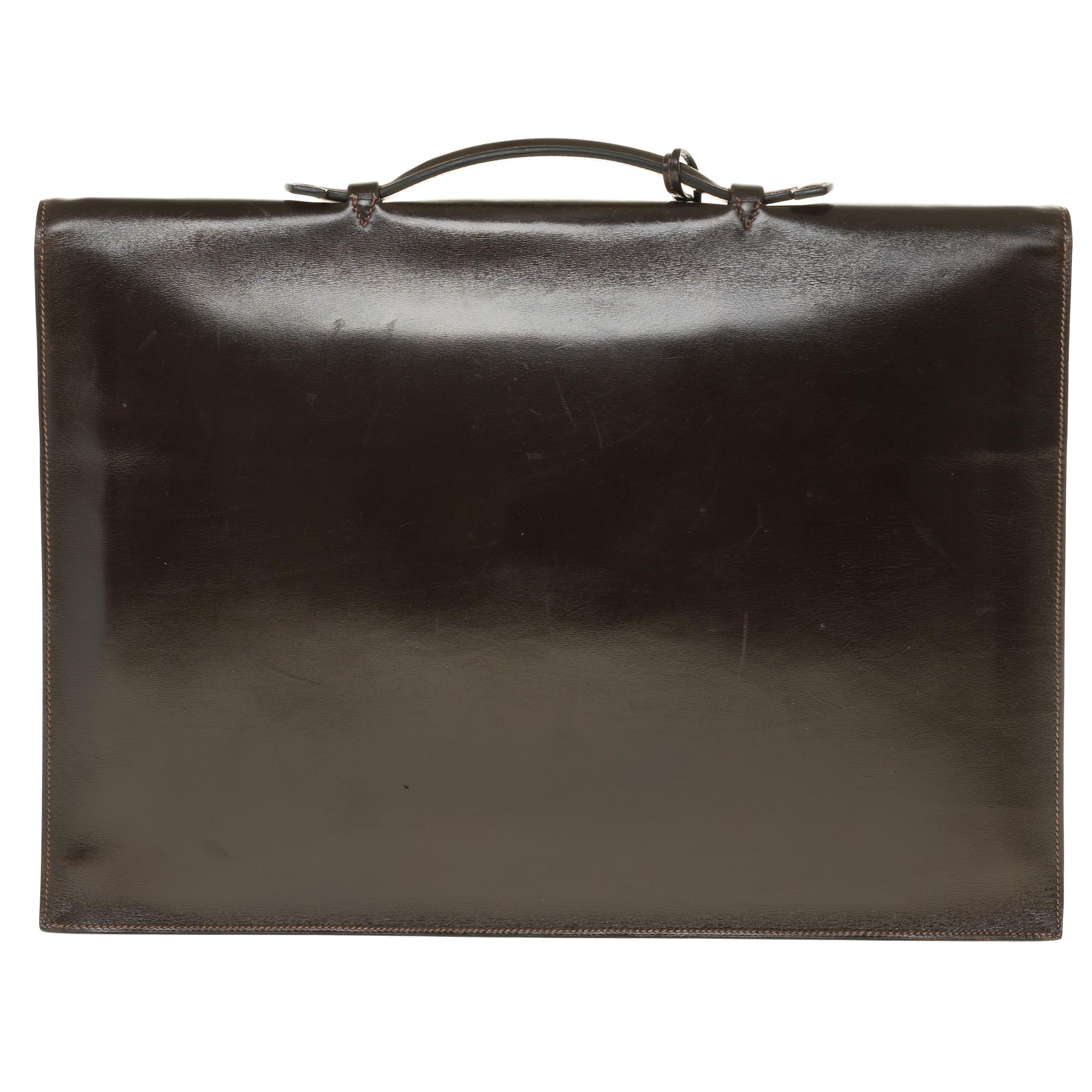 Elegant Hermès briefcase Brown leather news bag, gold-tone metal hardware, simple brown leather handle for a handheld.

Fastening by flip latch on flap.
Lining in brown leather.
Signature: 