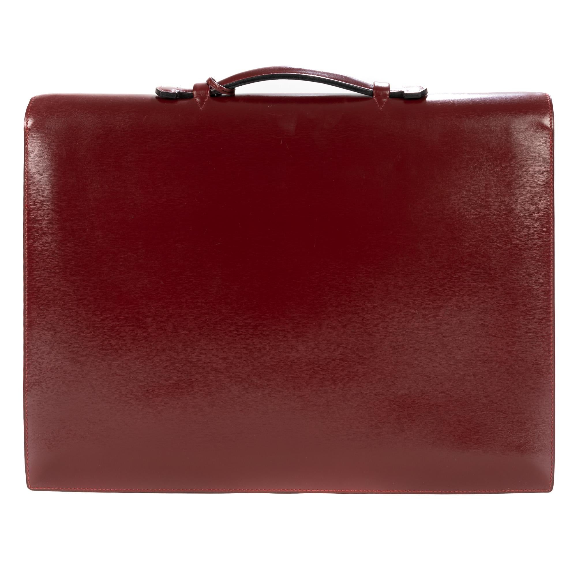 Very refined briefcase Hermes Dispatch bag in bordeaux leather box, gilded metal trim, simple handle in bordeaux leather allowing a handheld.

Flap closure by lock clasp.
Black suede interior, compartmentalized with 2 bellows.
Sold with tirette, 2