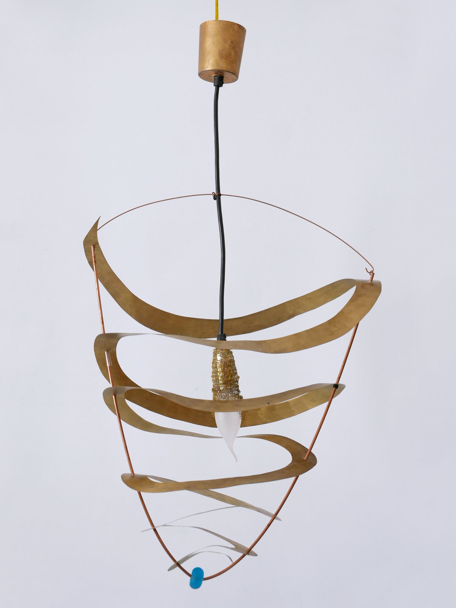 Exceptional and highly decorative postmodern pendant lamp or hanging light. Designed and manufactured probably in Italy, 1980s. Market at the bottom: TALI

Executed in gilt brass and glass, the hanging light or pendant lamp has 1 x E14 / E12 Edison