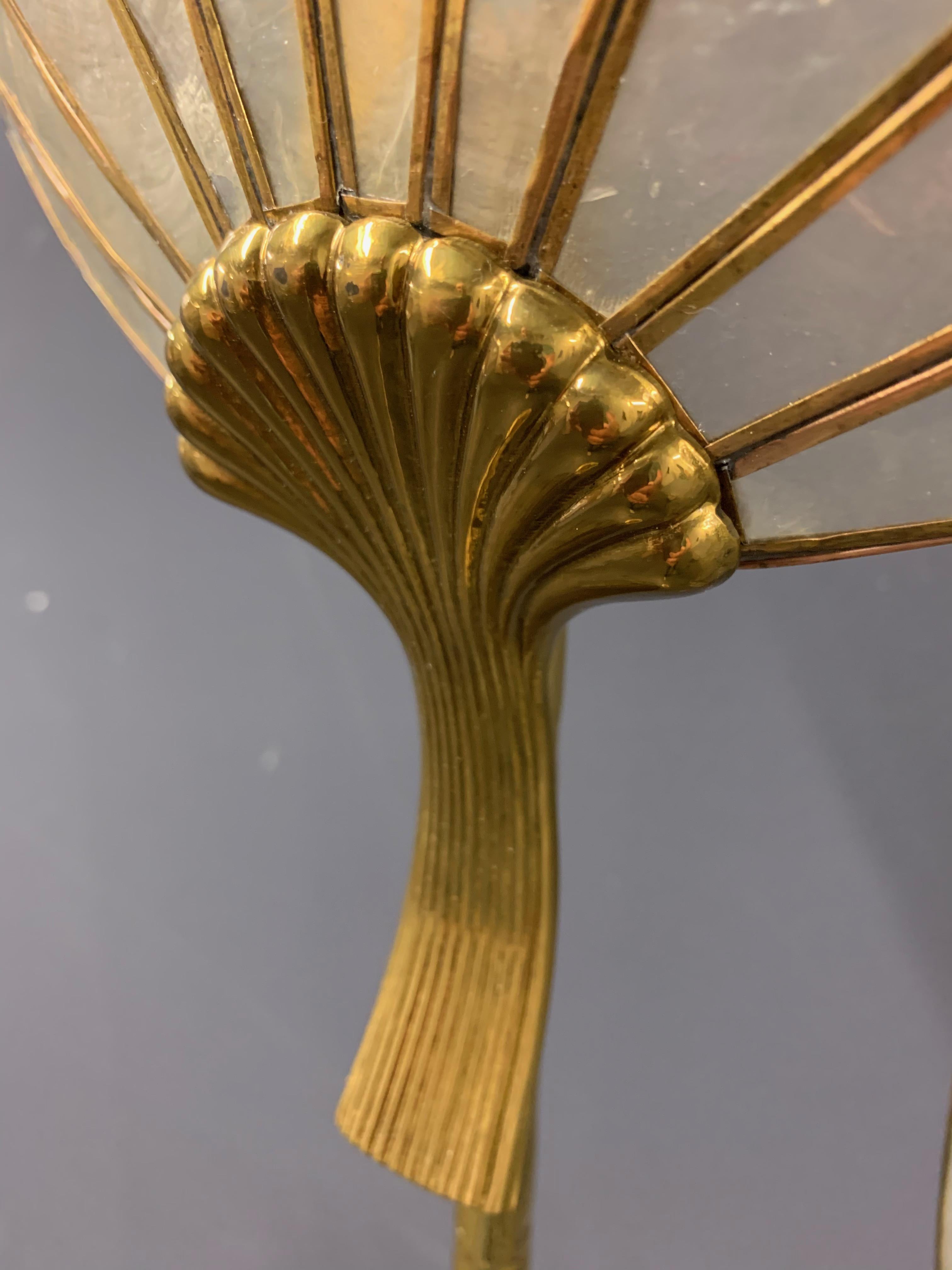 Laiton Etonnant lampadaire et cône mural de style régence hollywoodienne attribué à la Maison Baguès en vente