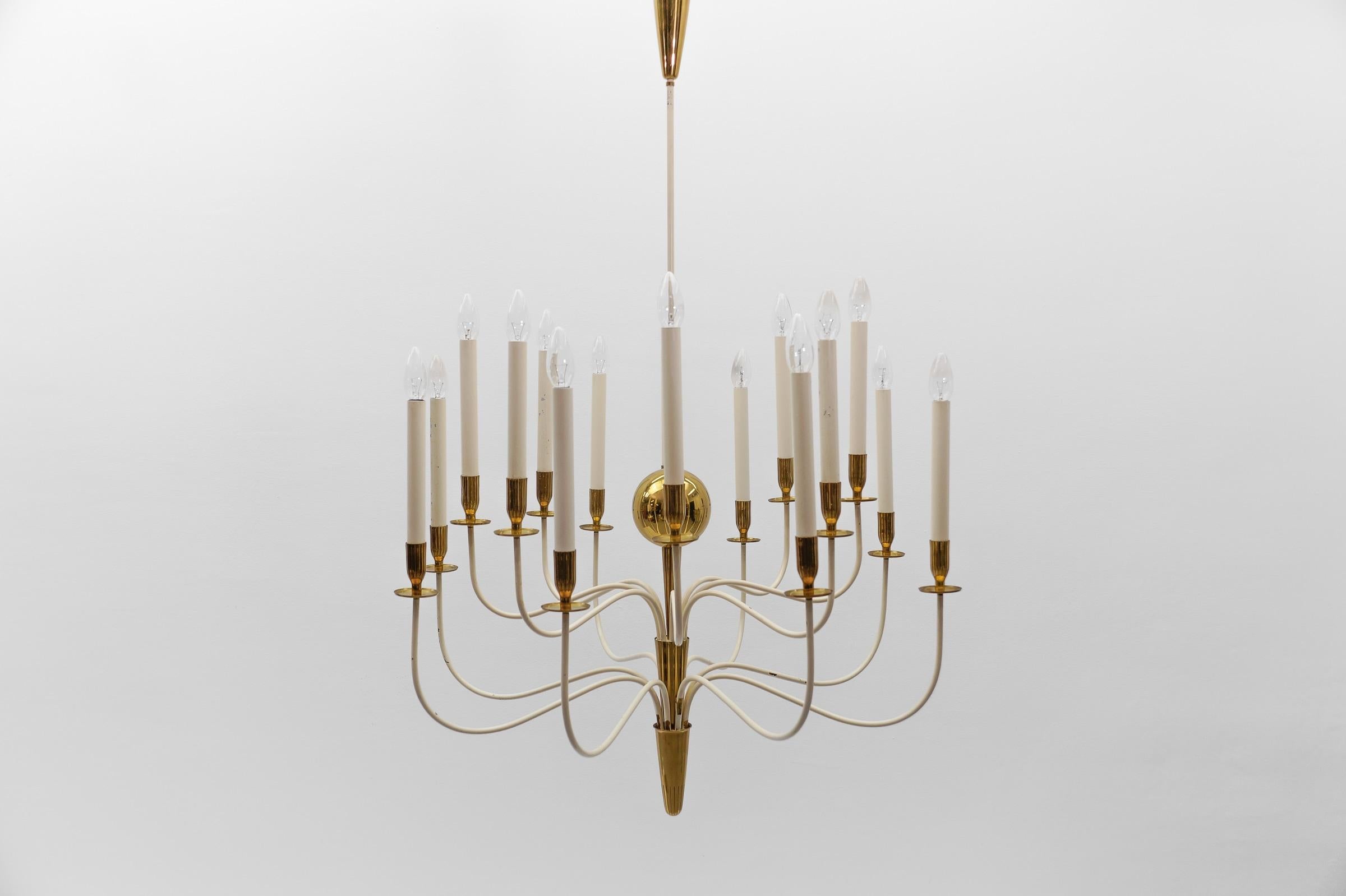 Incredibile lampadario enorme di Vereinigte Werkstätten München, Germania anni '50

La lampada è della solita alta qualità della Munich vereinigte Werkstätten. La lampada è realizzata interamente in metallo e ottone.

La lampada è stata progettata