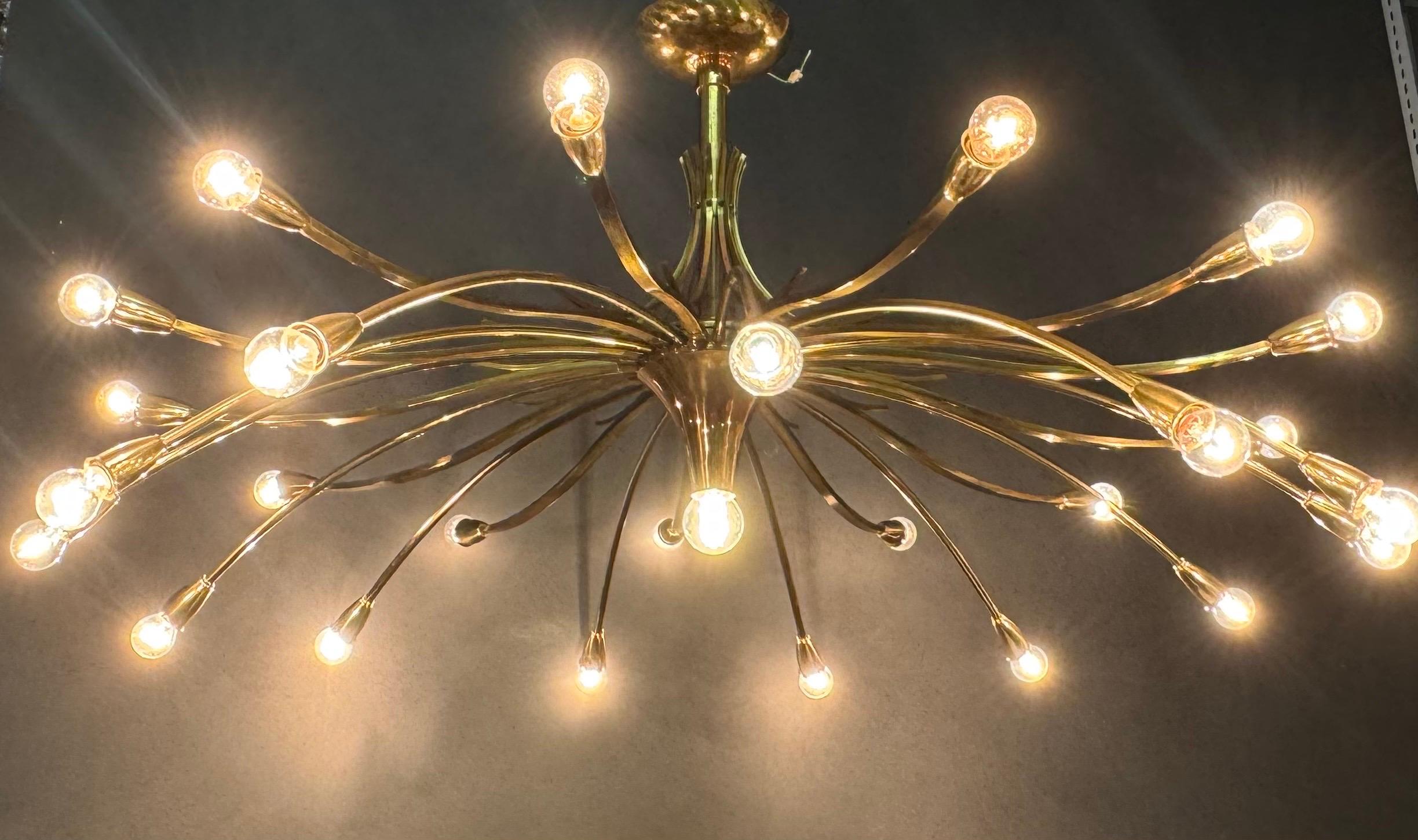 Incredibile lampadario Sputnik in ottone lucido e martellato,  1940/50s in vendita 3