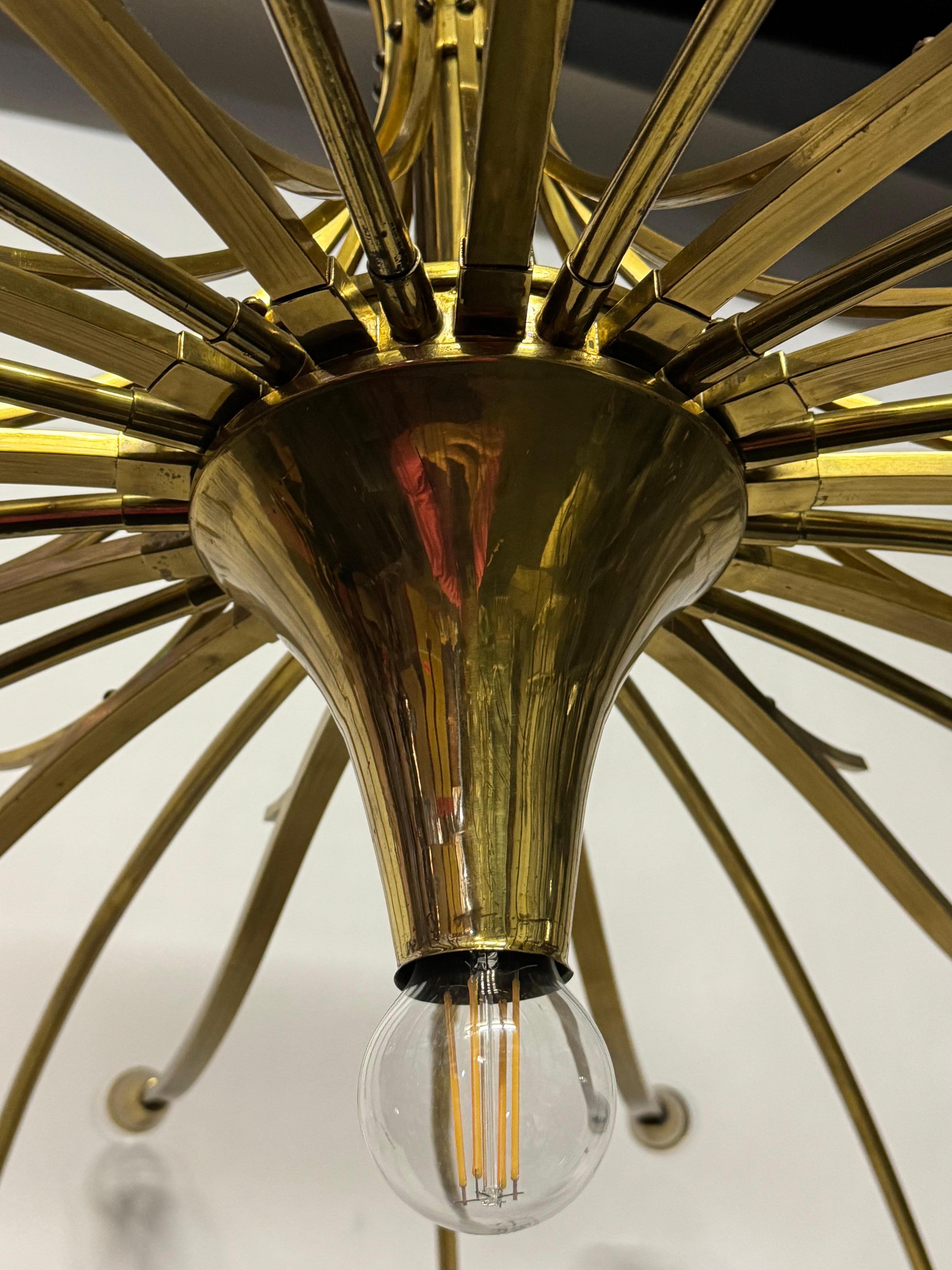 Metà XX secolo Incredibile lampadario Sputnik in ottone lucido e martellato,  1940/50s in vendita