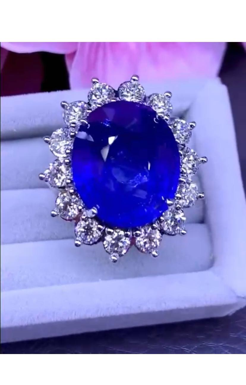 An exquisite princess ring ,so beautiful and chic , a very classic piece perfect for all events.
Ring is in 18k gold with a Ceylon  blue sapphire, extra fine quality, of 20,86 carats and round brilliant cut diamonds of 2,78 carats,F/VS.
It is a