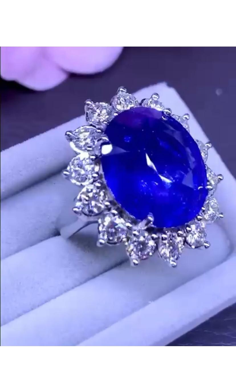 Amazing IGL Certified 23, 64 Carats of Ceylon Sapphire and Diamonds on Ring In New Condition For Sale In Massafra, IT