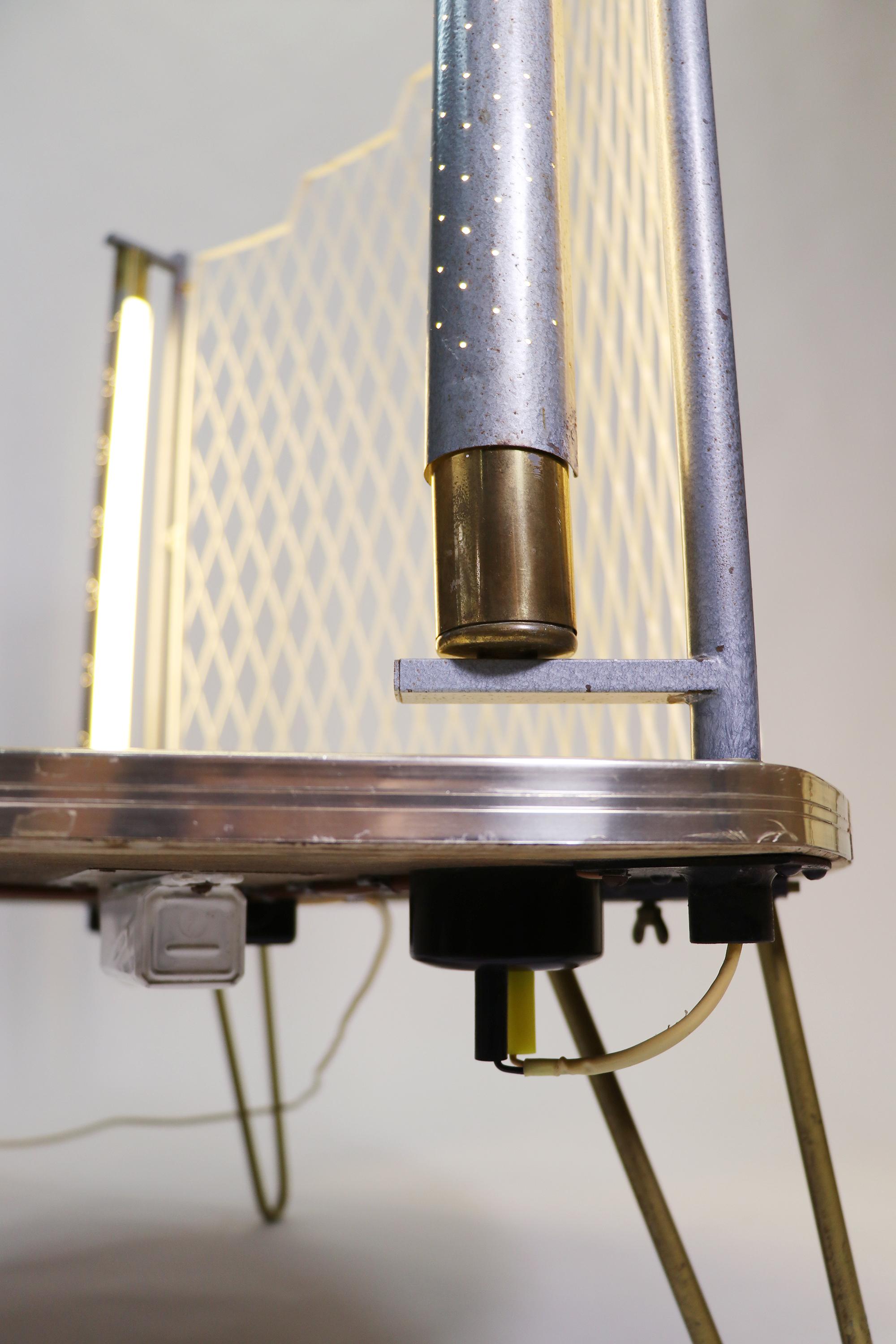 Milieu du XXe siècle Console d'appoint lumineuse du milieu du siècle dernier en métal perforé pour table d'appoint en vente