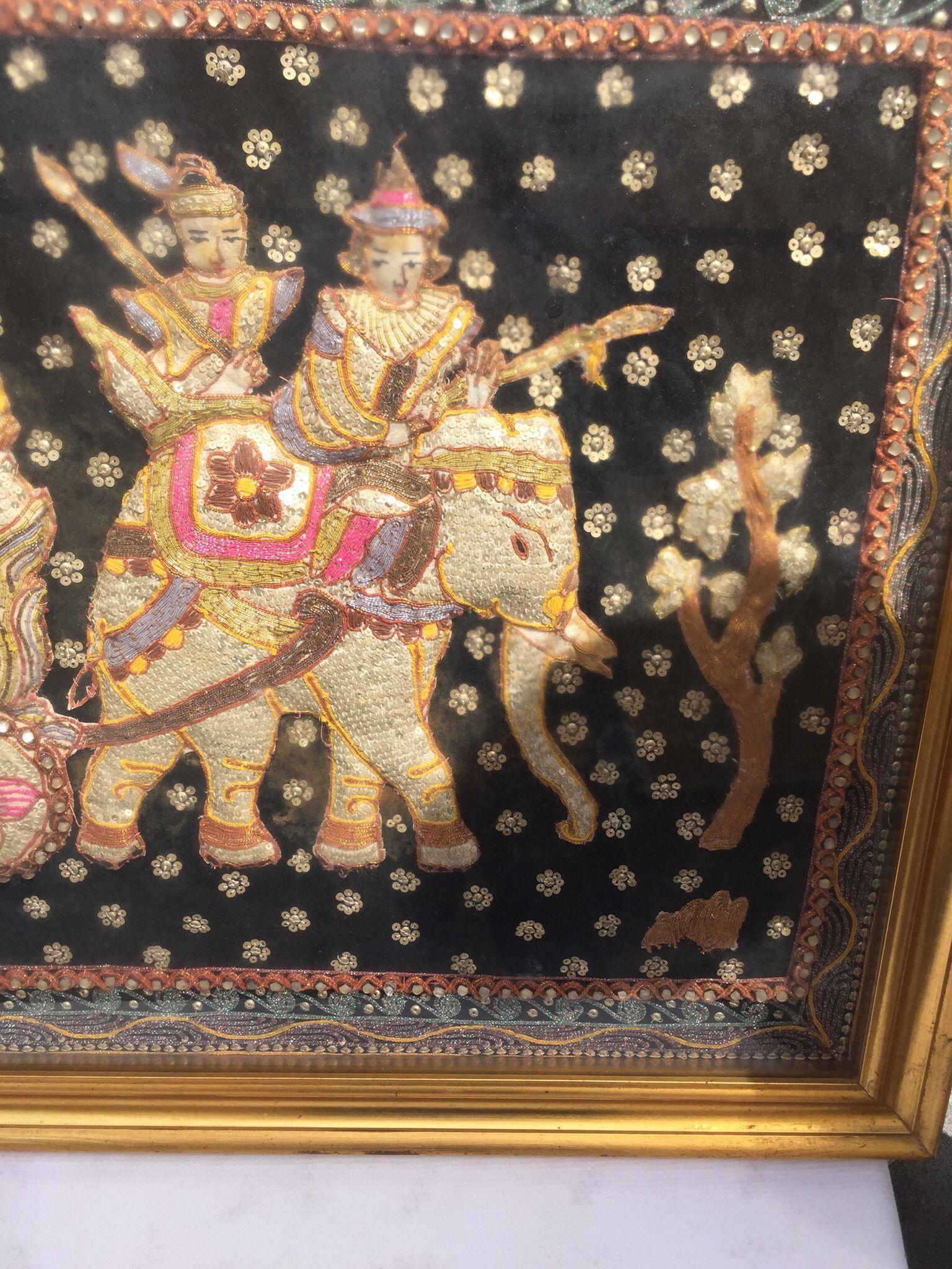 Amazing, Indian decorative art Silk tapestry Royal family release.
Excellent composition, this fantastic silk tapestry is framed in a gilded wooden frame, see photo on the back. The dimensions refer to the tapestry including the frame.
The