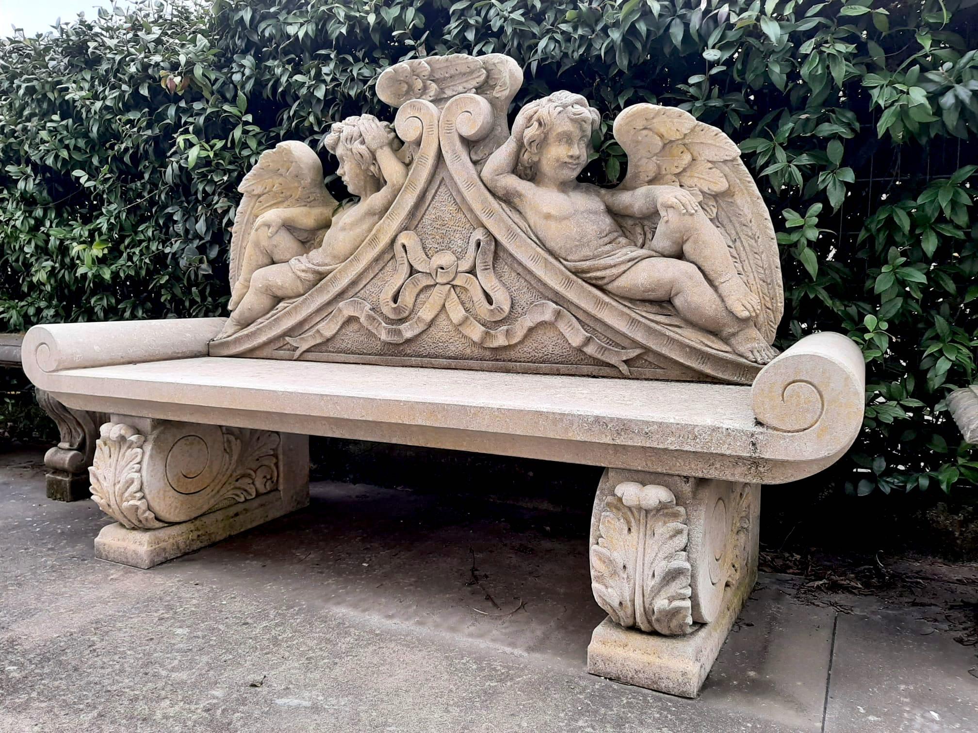 20ième siècle Etonnant banc italien en pierre de chaux finement sculpté Mobilier de jardin en vente