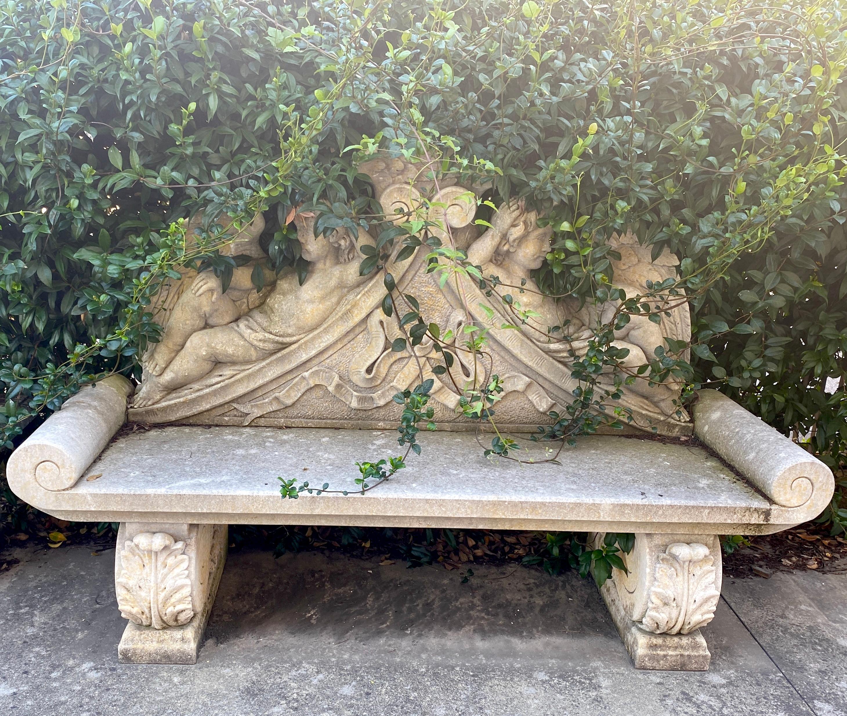 Calcaire Etonnant banc italien en pierre de chaux finement sculpté Mobilier de jardin en vente