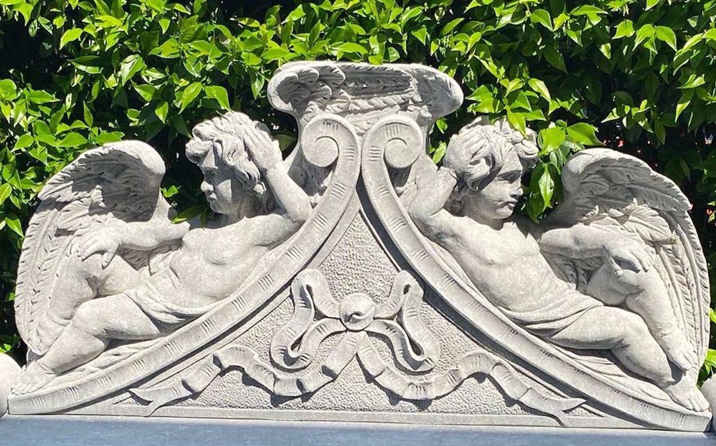 Calcaire Etonnant banc italien en pierre de chaux finement sculpté Mobilier de jardin en vente