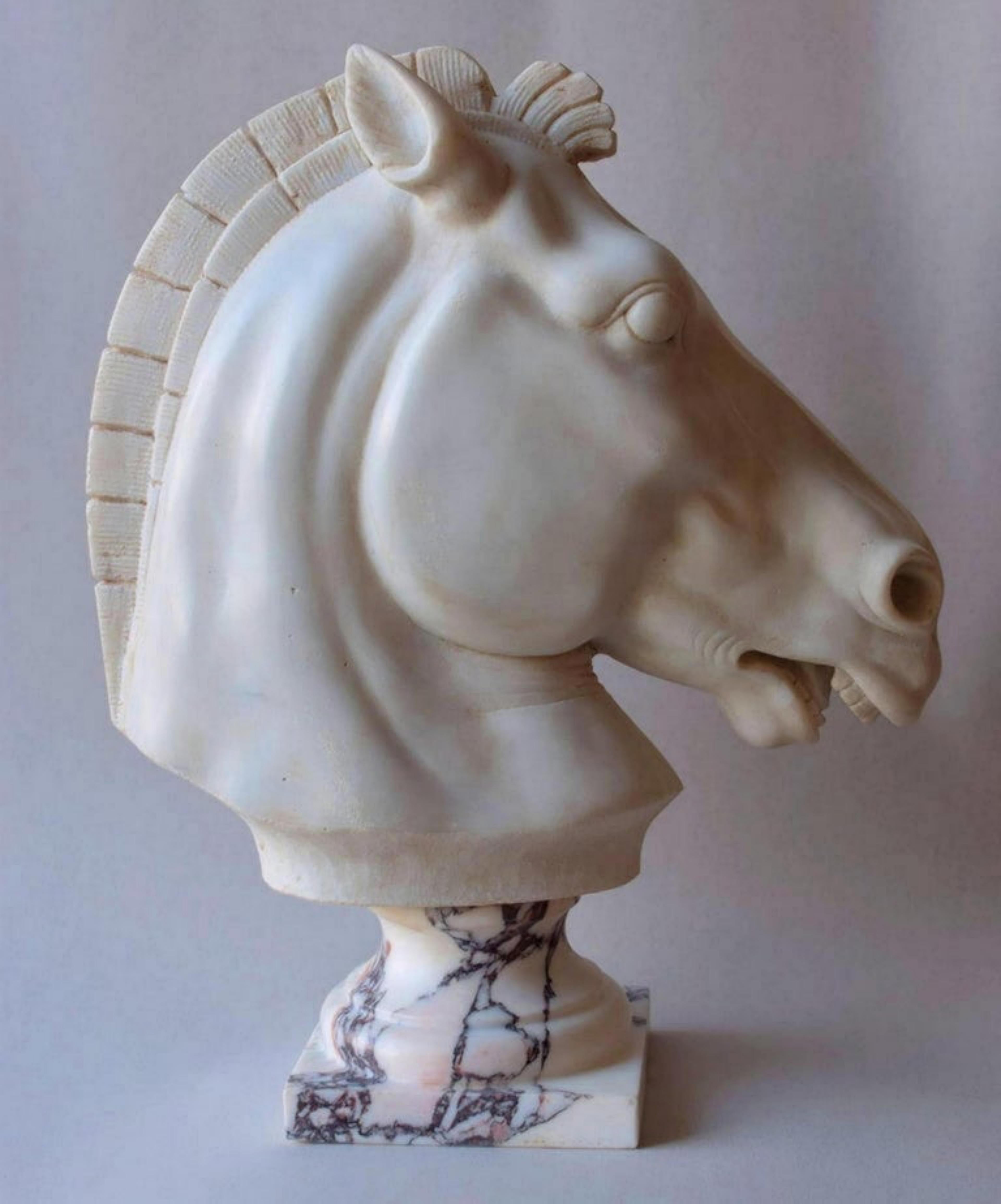 Horse head sculpture on white Carrara marble of a horse in classic style placed on a turned base in Carrara marble. 
Early 20th century.
Dimension: including base: H 46 x 37 x 15 cm. 
Good condition - used with small signs of aging &