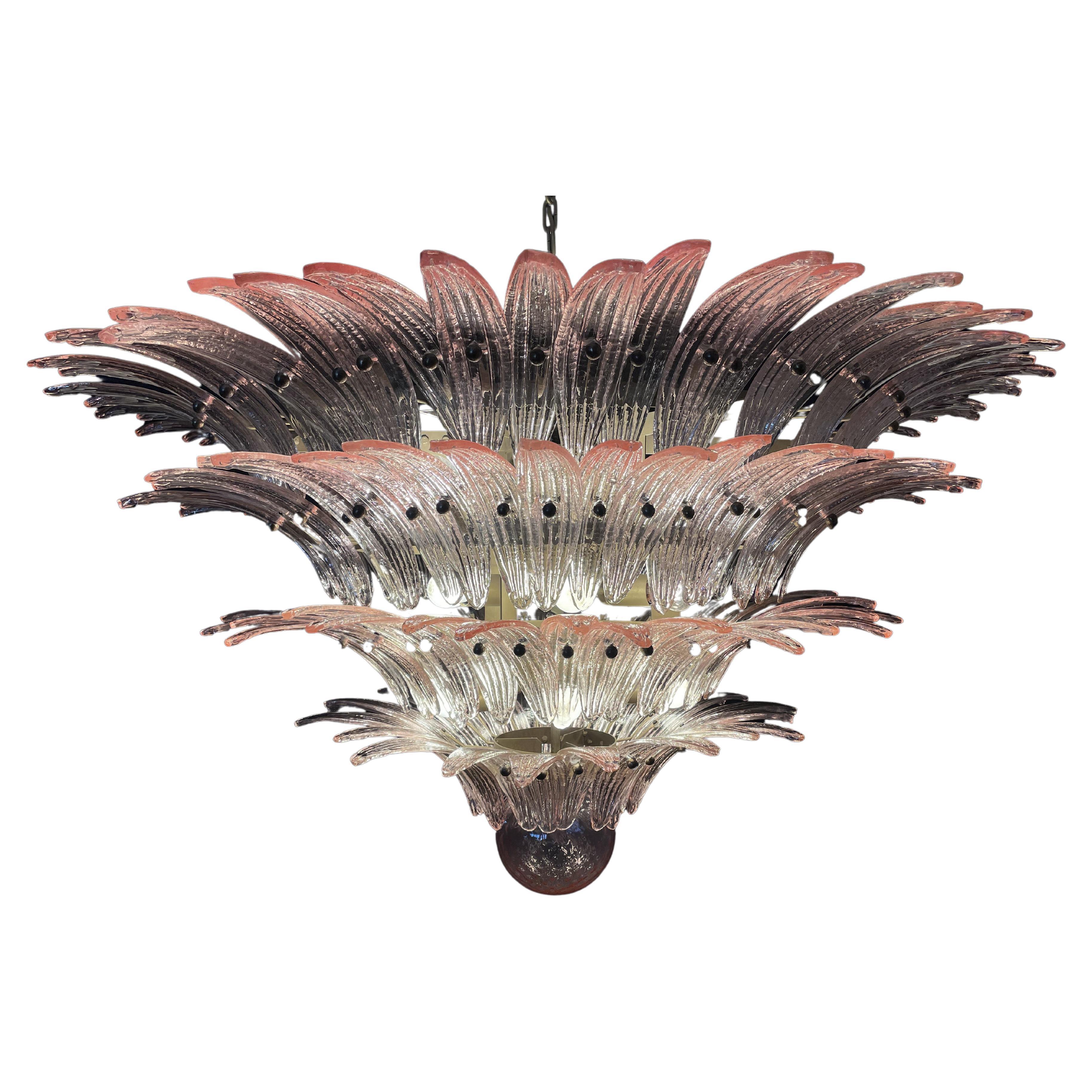 Palmette Deckenleuchte aus 163 rosafarbenen Murano-Gläsern in einem goldenen Metallrahmen. Murano mundgeblasenes Glas nach traditioneller Art. Struktur aus goldfarbenem Metall.
Zeitraum:1980er Jahre
Abmessungen: 55,10 Zoll (140 cm) Höhe mit Kette;