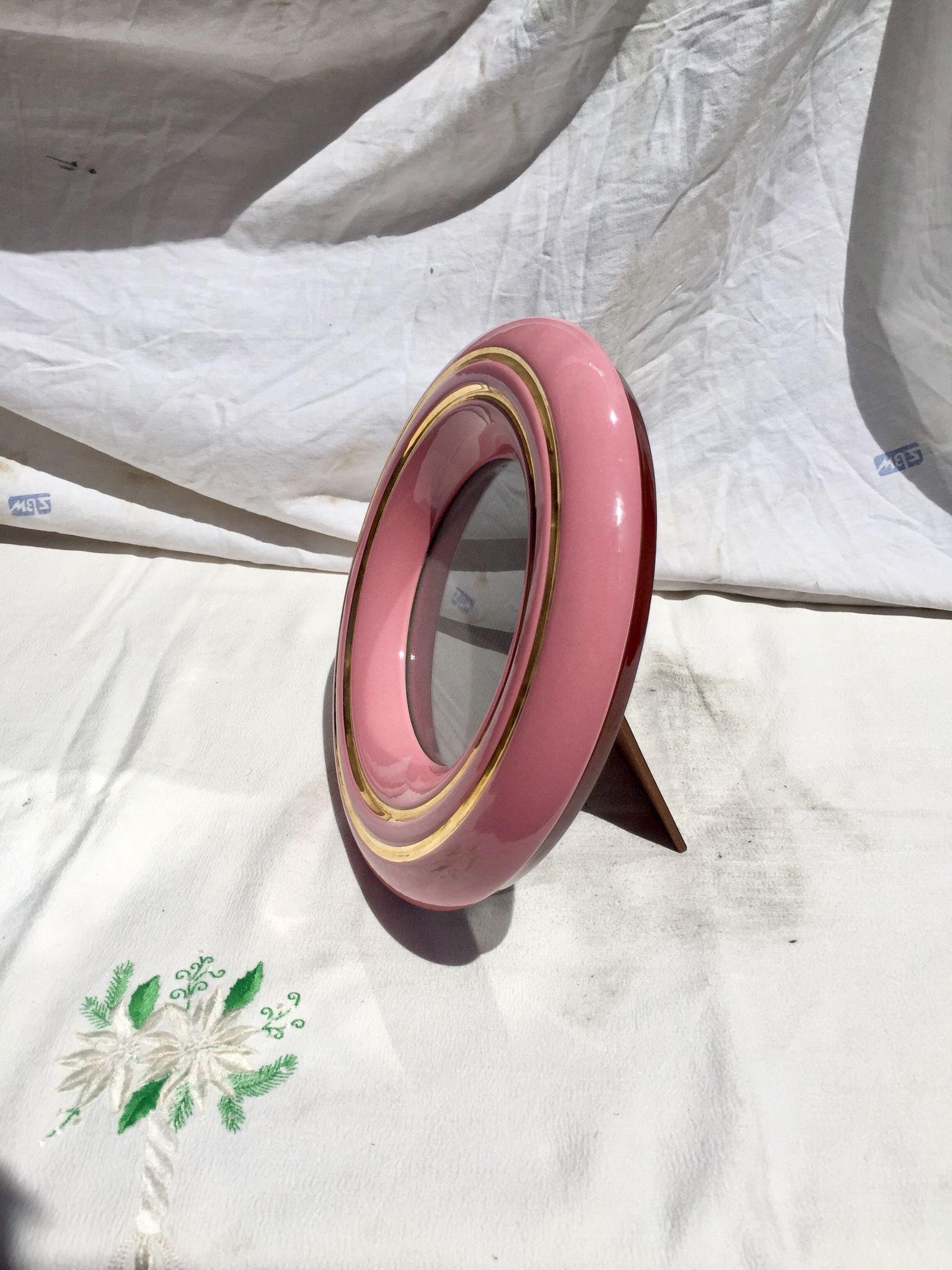 Circular Italian photo frame in lacquered wood in shades of pink. Italy 1980.
magnificent object ideal for elegantly furnishing your home, very particular the gold decoration that embellishes this wonderful photo frame even more. Item that will