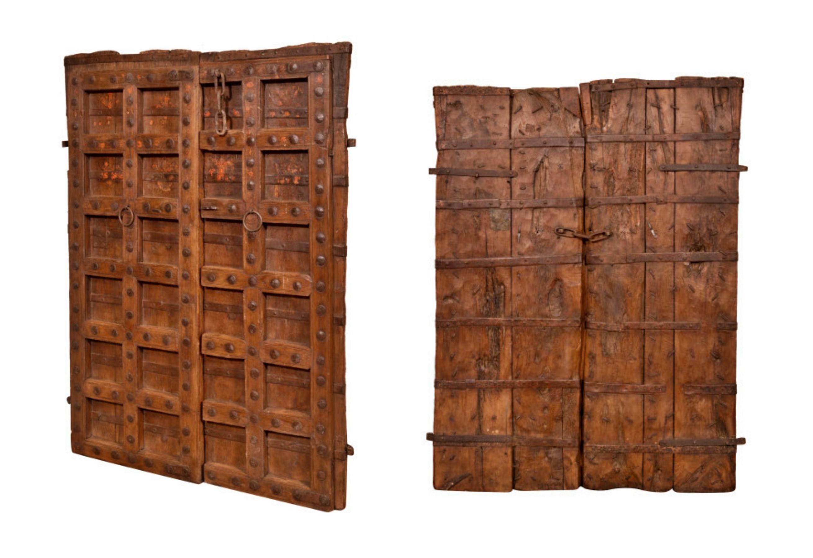 Amazing solid wood and iron door, 17th century

Antique solid teak door with dimensions of 140 cm in length, 10 cm in depth and 172 cm in height. This door comes from the demolition and restoration of important old buildings. Finely restored and