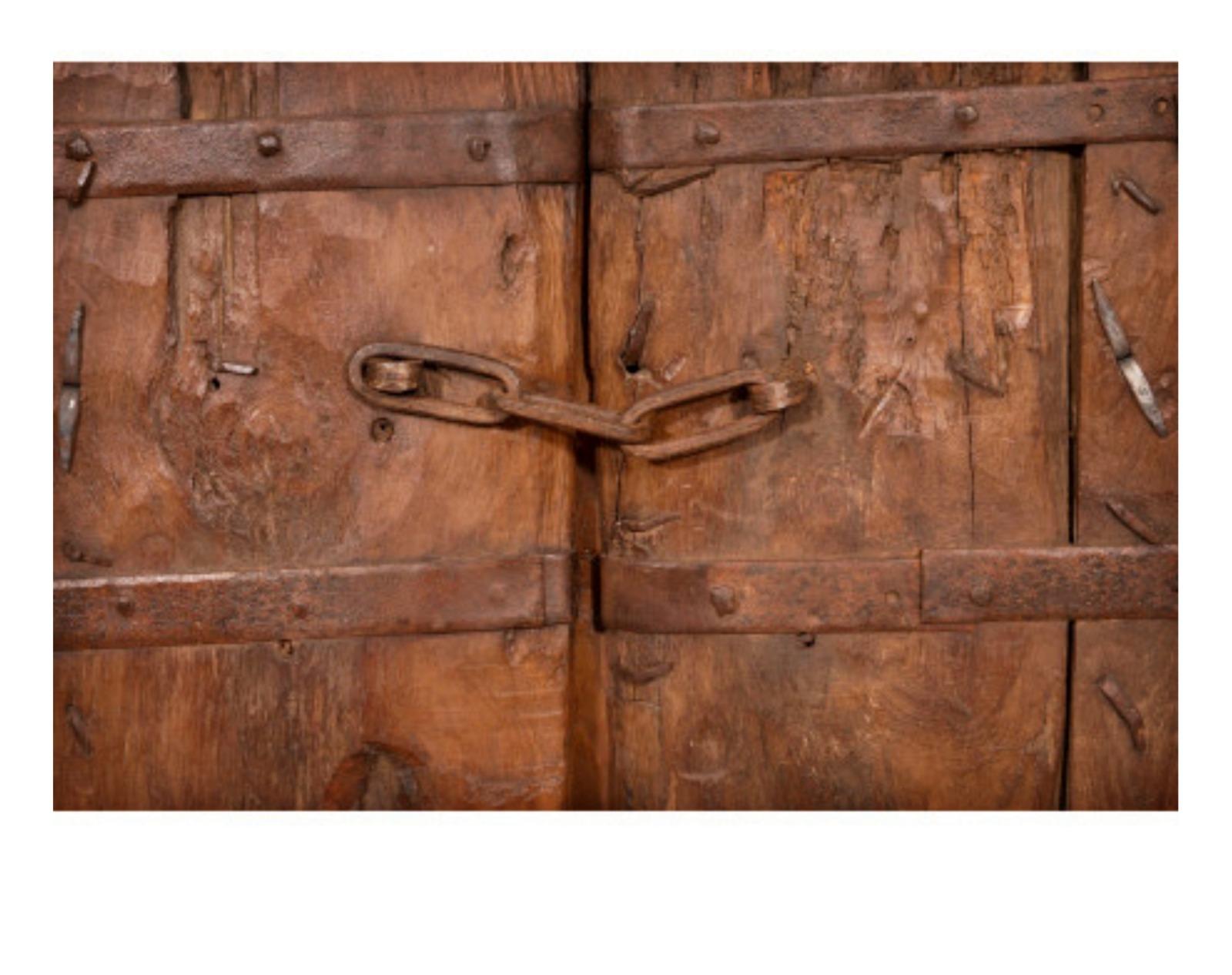 Amazing Italian Solid Wood and Iron Door, 17th Century In Good Condition In Madrid, ES