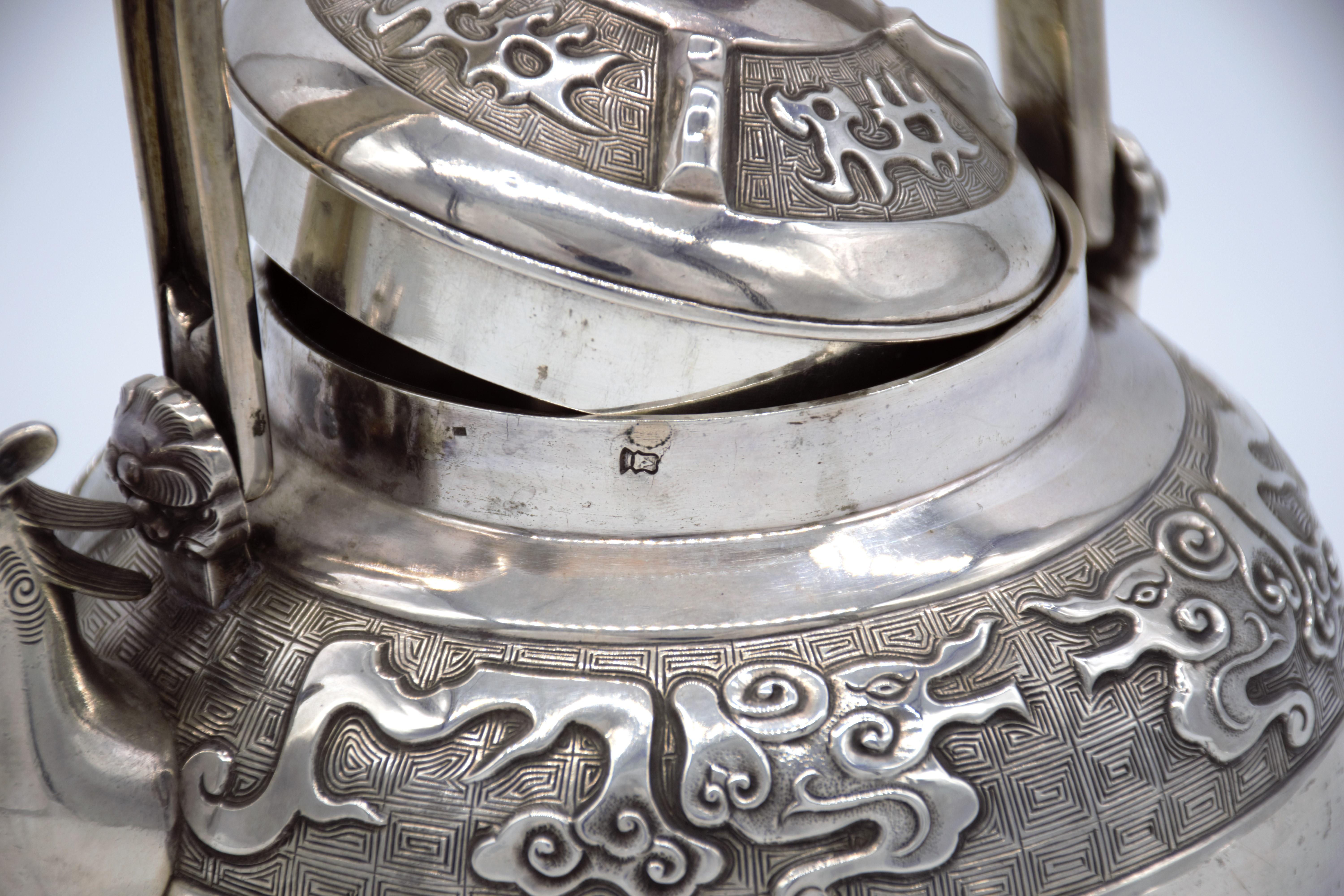 Amazing Japanese silver teapot and cover, dragon spout Meiji period 19TH century For Sale 4