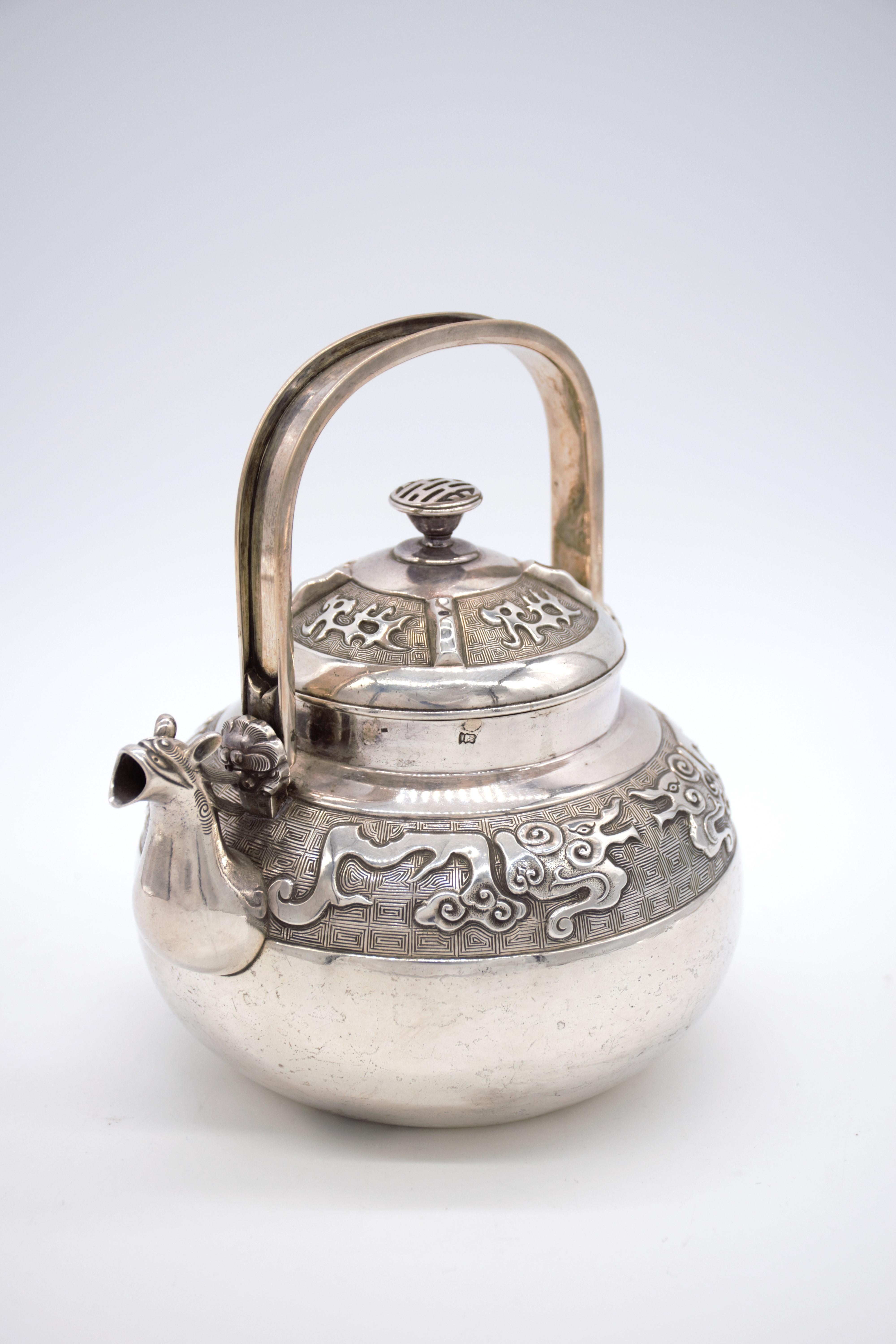 Amazing Japanese silver teapot and cover, dragon spout Meiji period 19TH century In Good Condition For Sale In Tel Aviv - Jaffa, IL