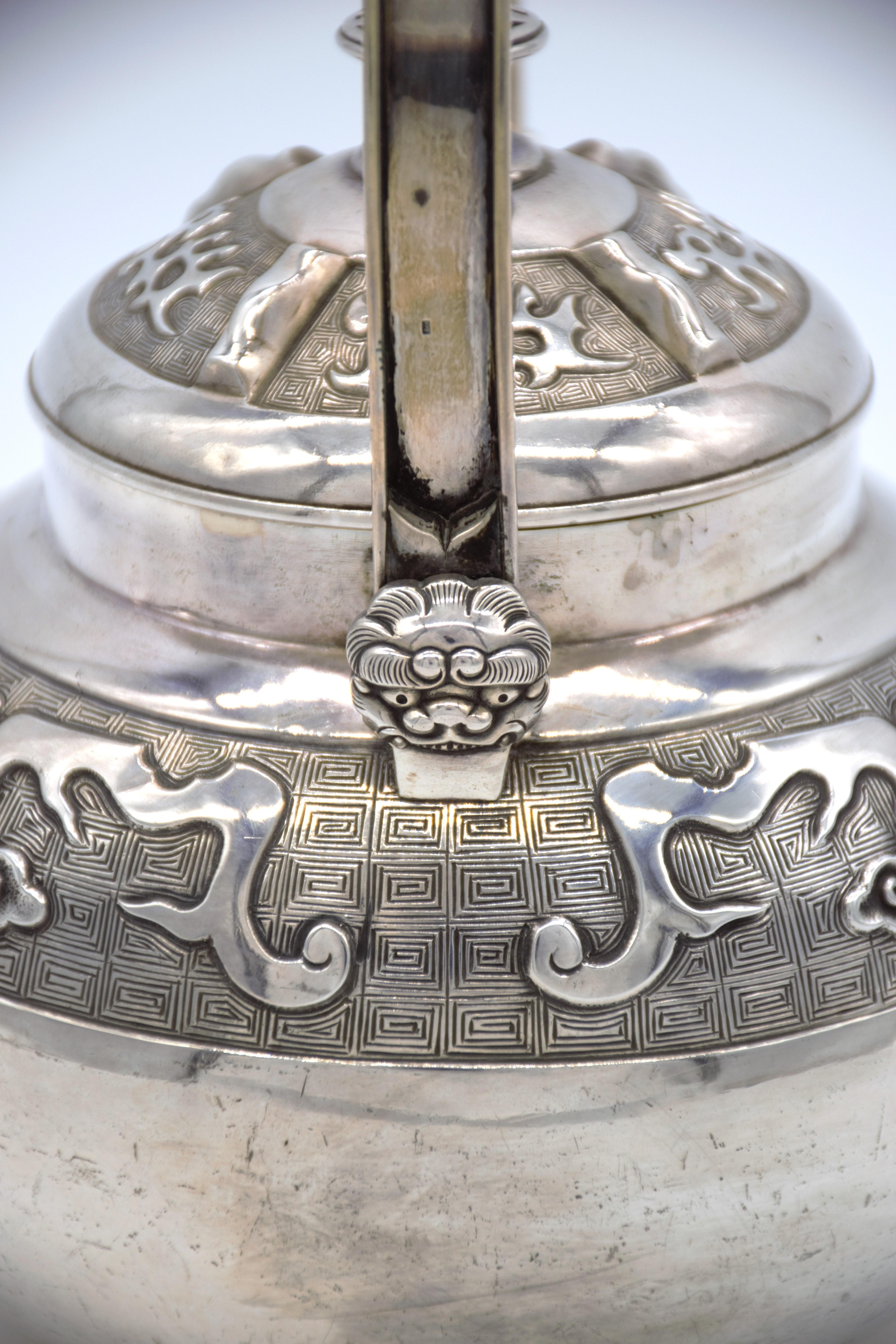 Amazing Japanese silver teapot and cover, dragon spout Meiji period 19TH century For Sale 1
