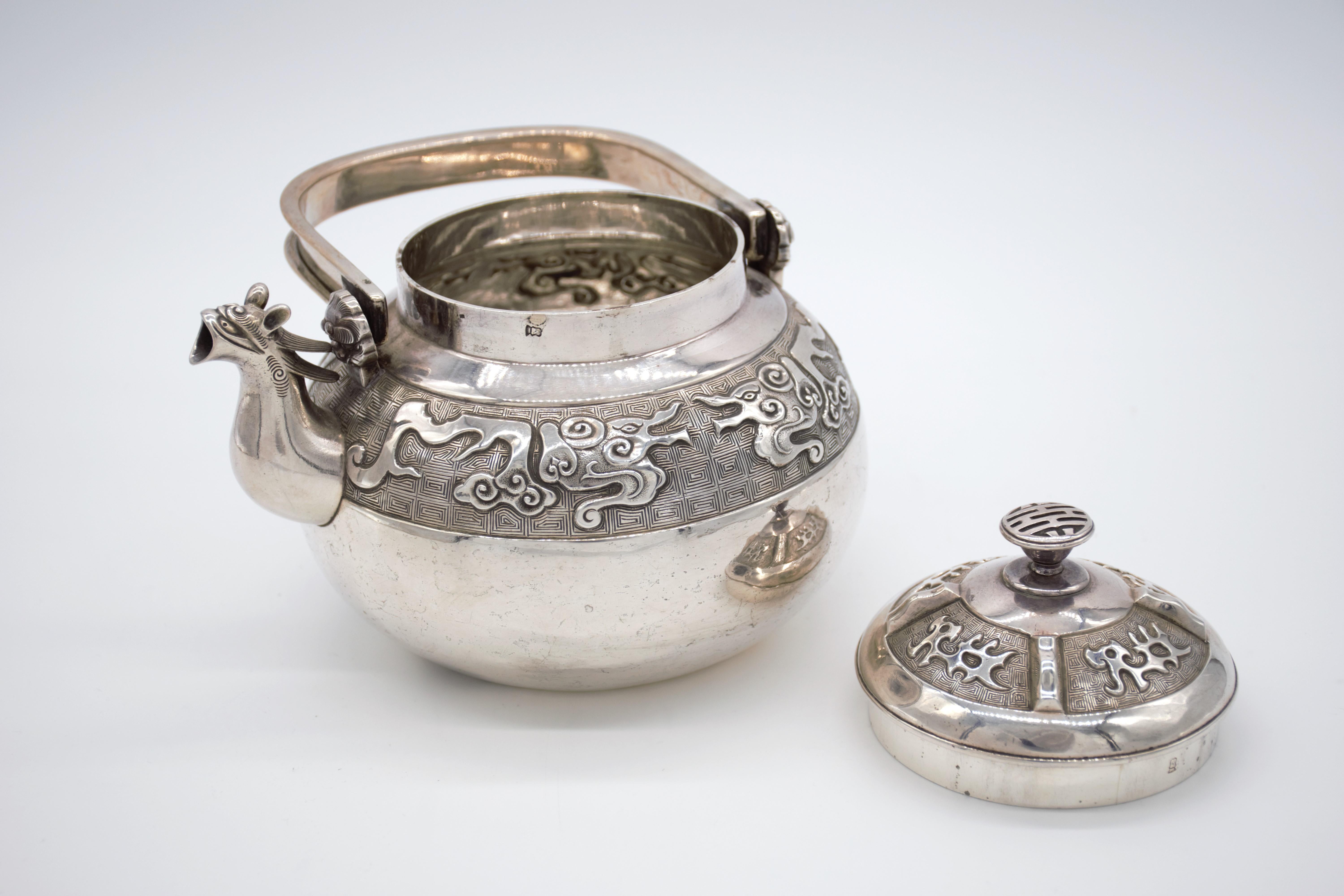 Amazing Japanese silver teapot and cover, dragon spout Meiji period 19TH century For Sale 2