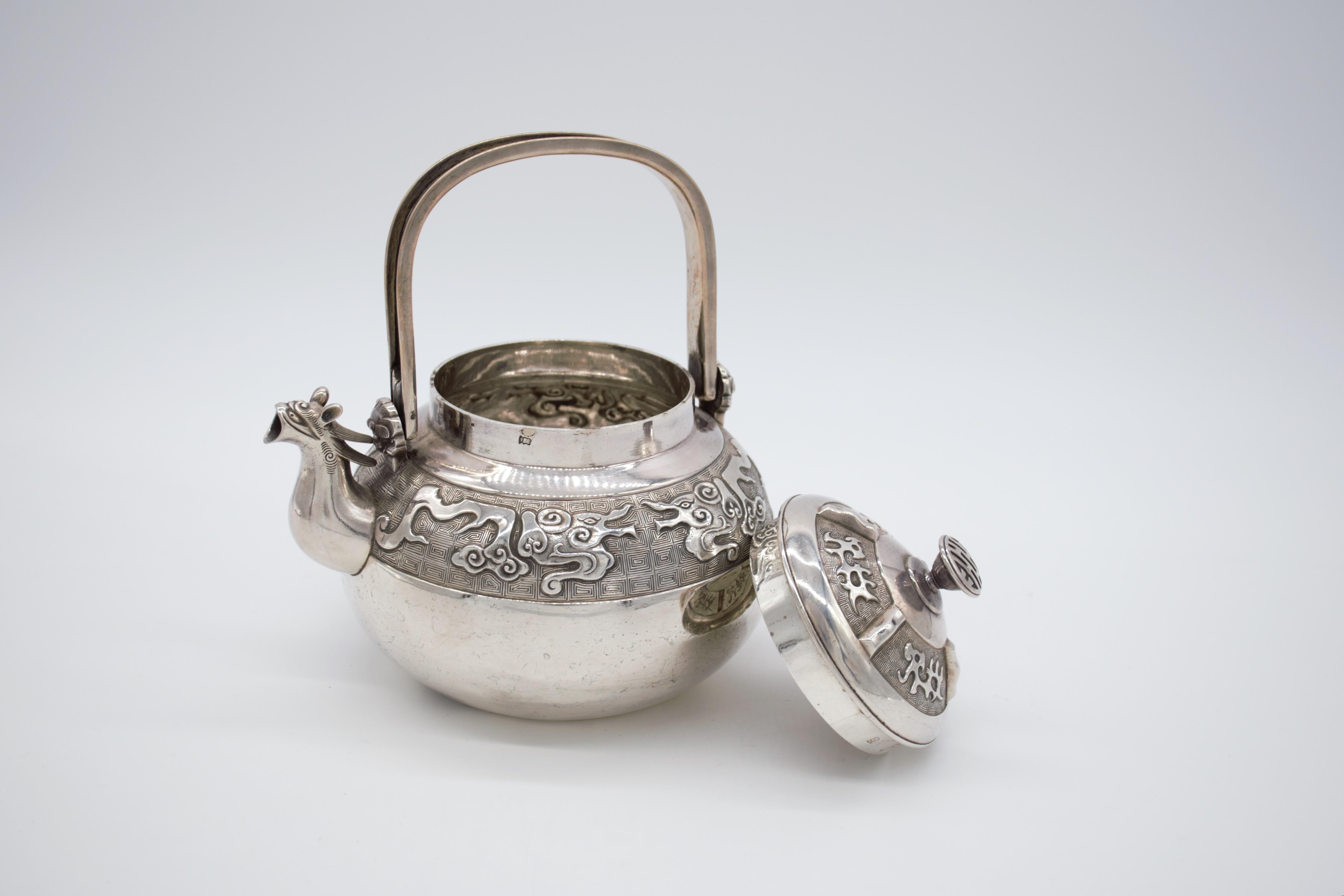 Amazing Japanese silver teapot and cover, dragon spout Meiji period 19TH century For Sale 3