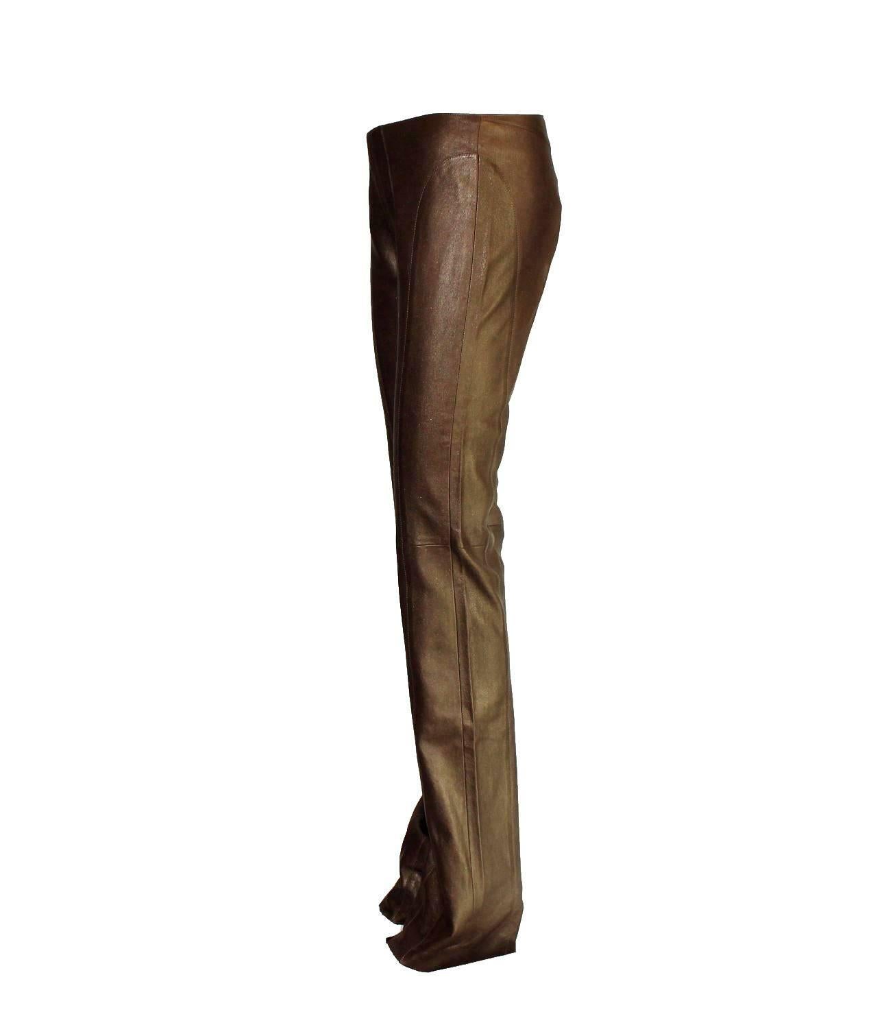 This Jitrois basic pants features a smooth finish of flexible stretch lambskin
Beautiful metallic leather that fits like a glove on your body
Classic cut with zip in the back
Long unhemmed legs
Made in France
Special Dry Clean Only
Size 38
New with