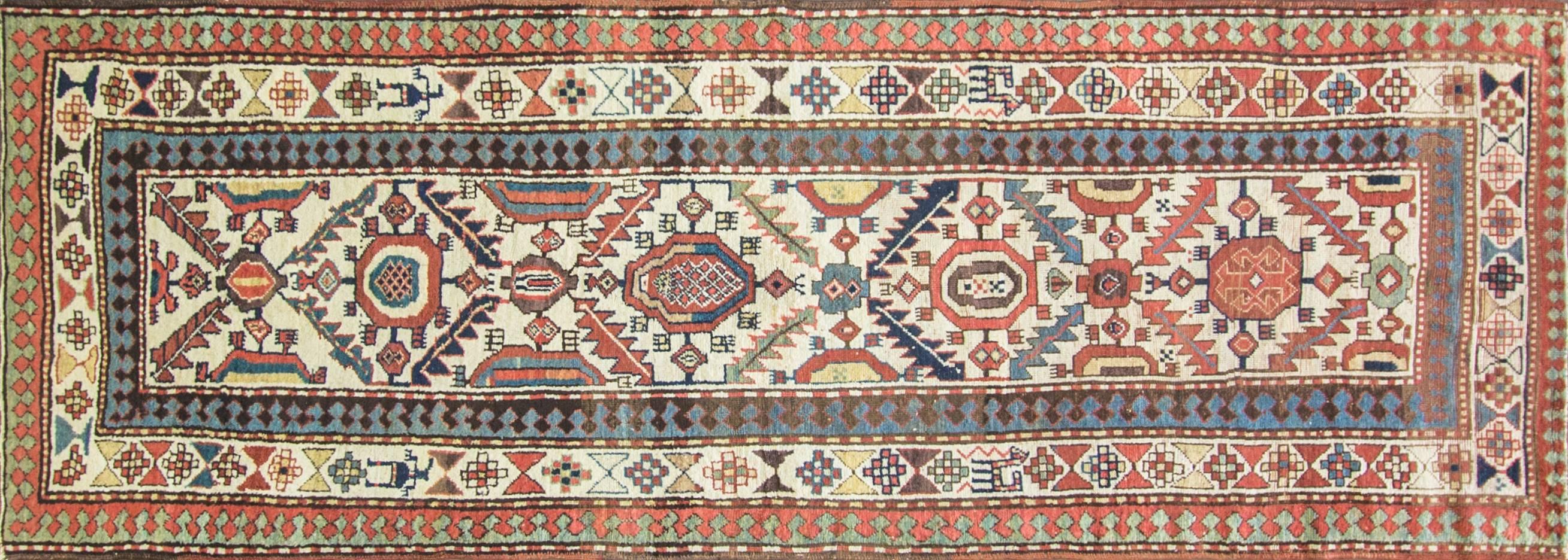 Le Caucase est délimité par les montagnes accidentées et les vallées luxuriantes d'Arménie, d'Azerbaïdjan et de Géorgie. Ce creuset culturel était peuplé de teinturiers et de tisserands arméniens, de Turcs azéris, de groupes du Caucase du Nord et de