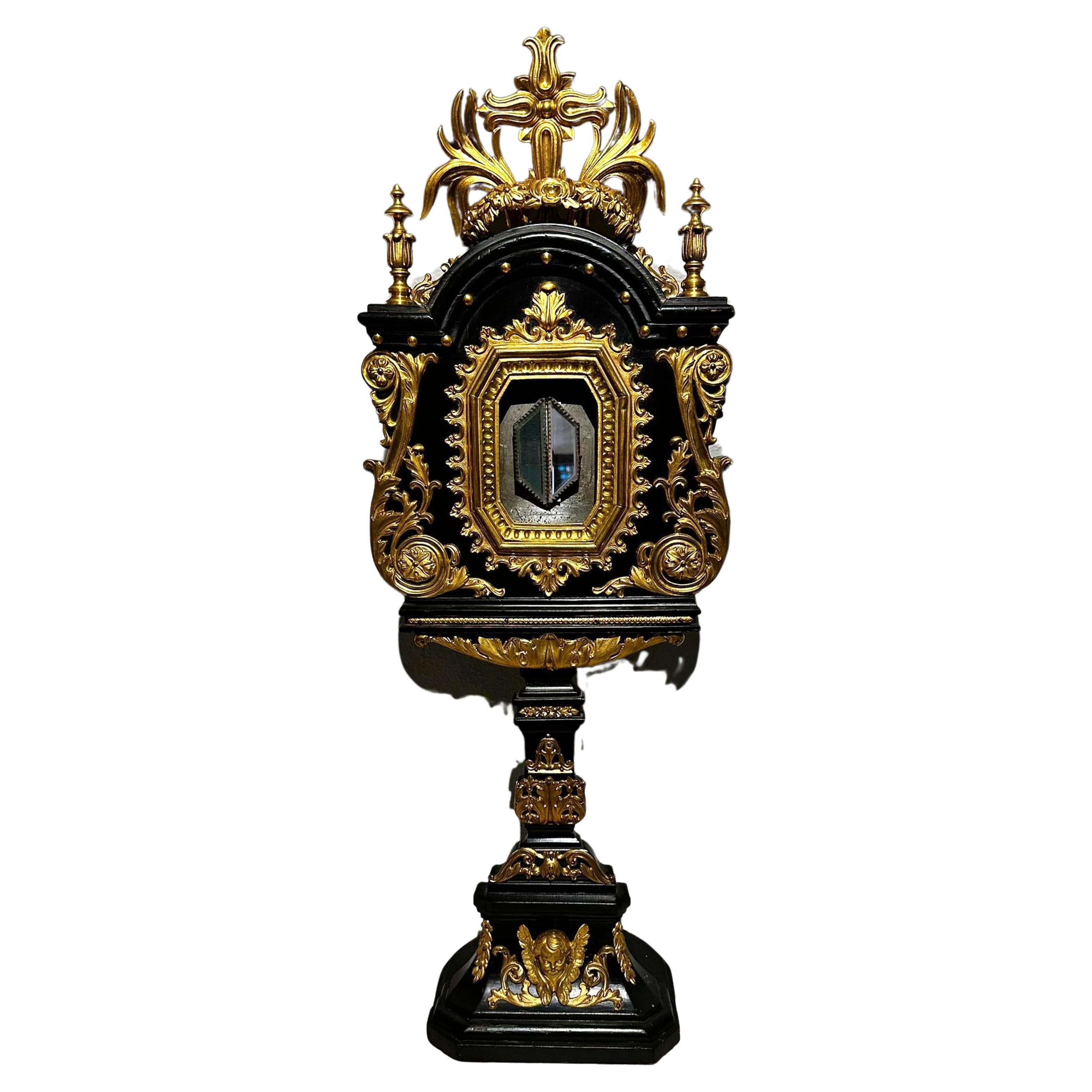 Grand ostensoir italien en bois ébène du 19ème siècle
avec des décorations en laiton doré. 
Style Renaissance. 
Dimensions : H 78 cm.
En bon état.