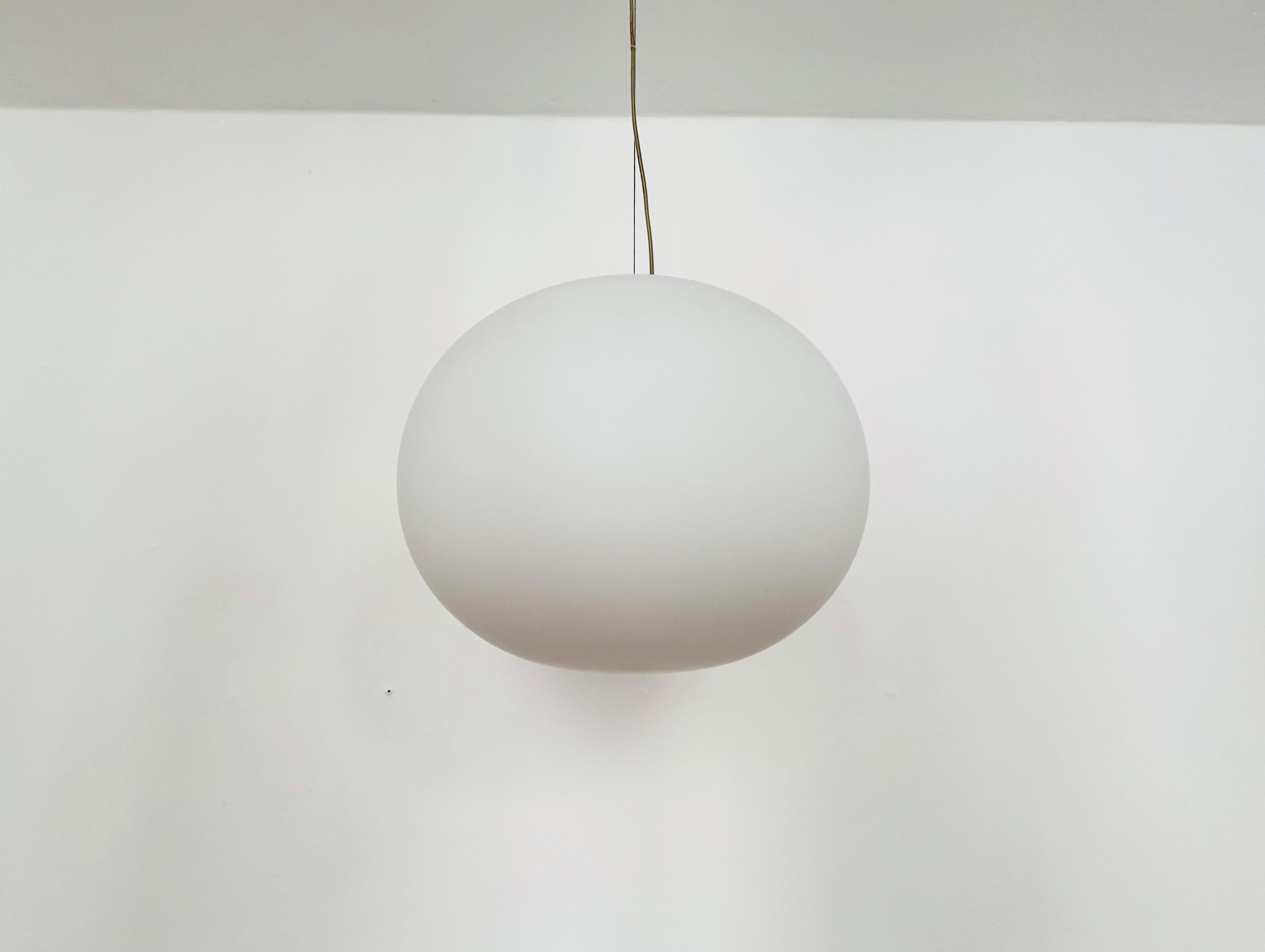 Bellissima e grande lampada a sospensione in vetro opalino di Jasper Morrison per Flor.
Un design eccezionale e un vero e proprio colpo d'occhio per ogni stanza.
L'effetto luminoso della lampada è estremamente bello.
Lavorazione di alta