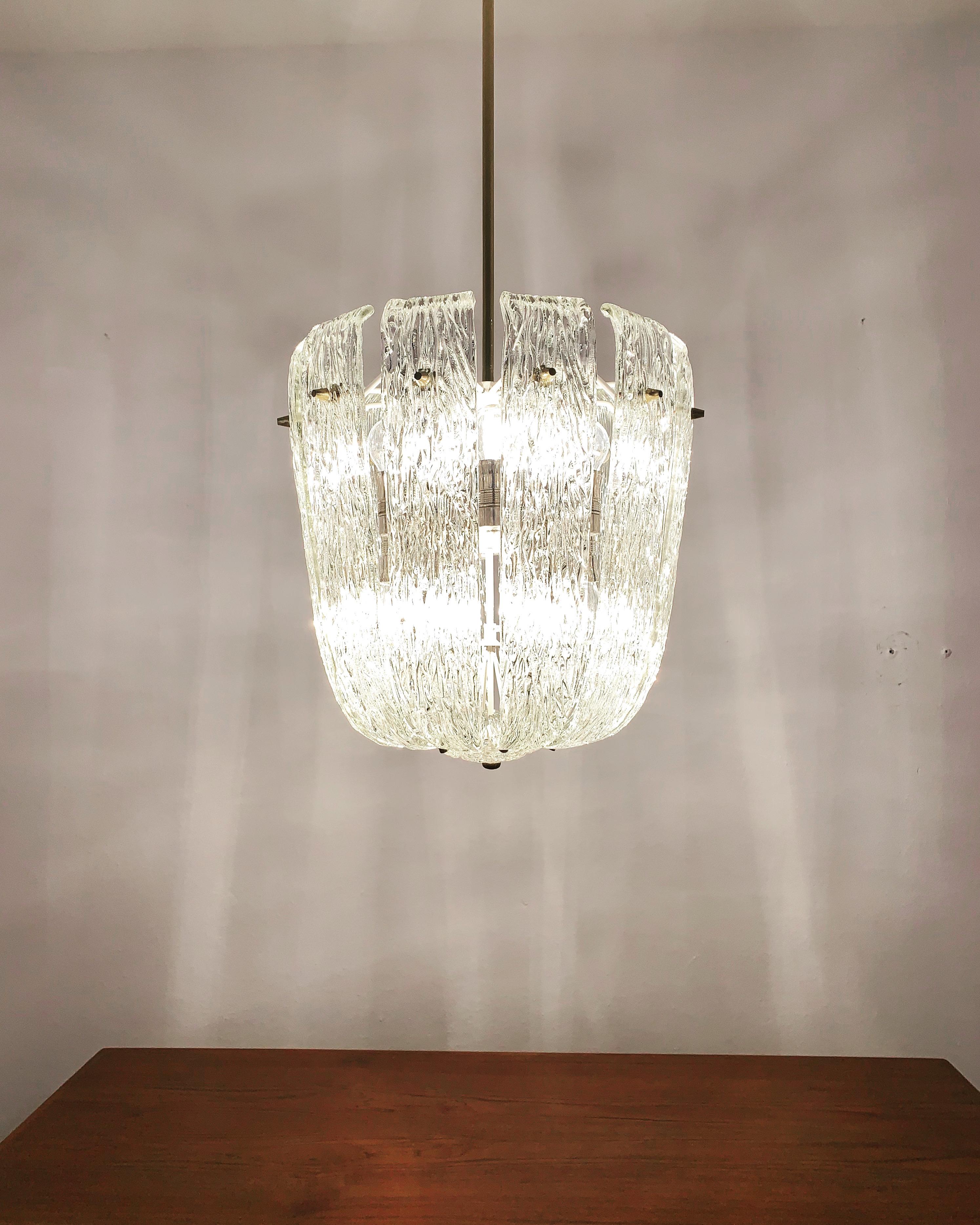 Magnifique grand lustre en verre de glace de J.T. Kalmar en vente 3