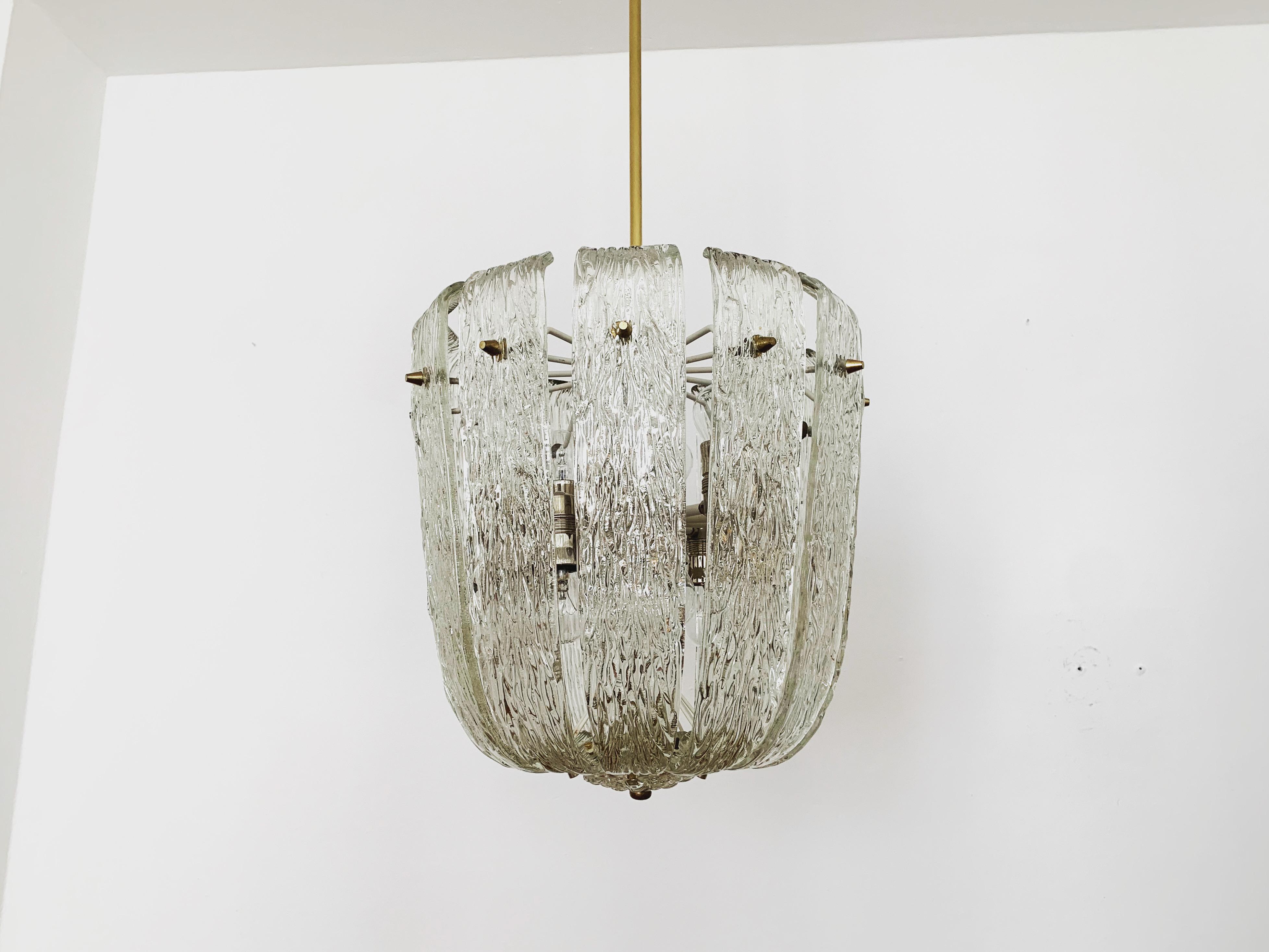 Très beau et grand lustre des années 1960.
Les éléments en verre de Murano, de très belle forme, diffusent un impressionnant jeu de lumière étincelant.
Un travail de très haute qualité et un véritable accroche-regard pour chaque maison.

Fabricant :