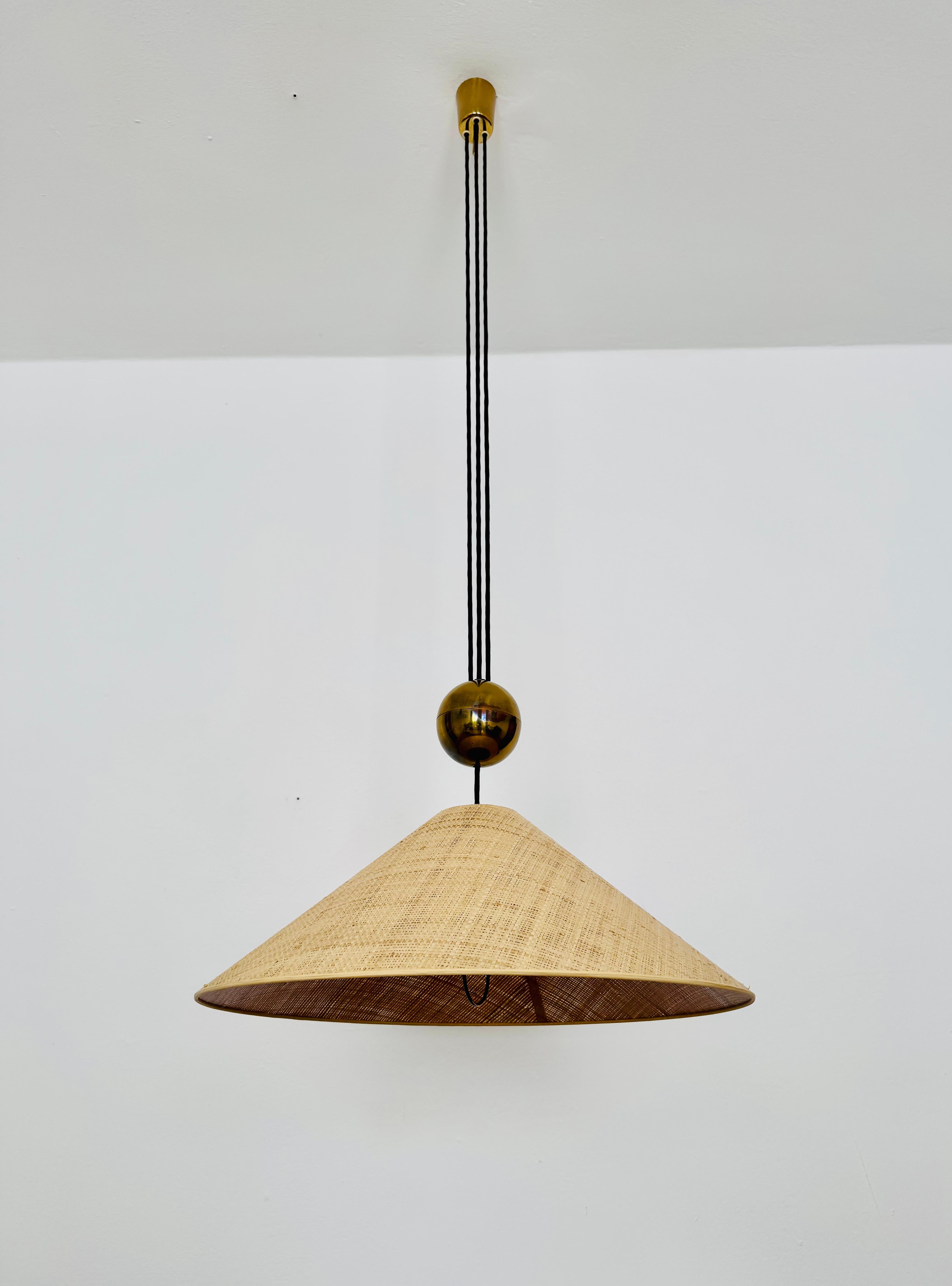 Rarissima e grande lampada a sospensione di Adolf Loos degli anni Cinquanta.
I materiali di alta qualità, come il nuovo paralume in seagrass, rendono questa lampada un oggetto di design unico.
Crea una luce molto accogliente.
Regolabile in altezza