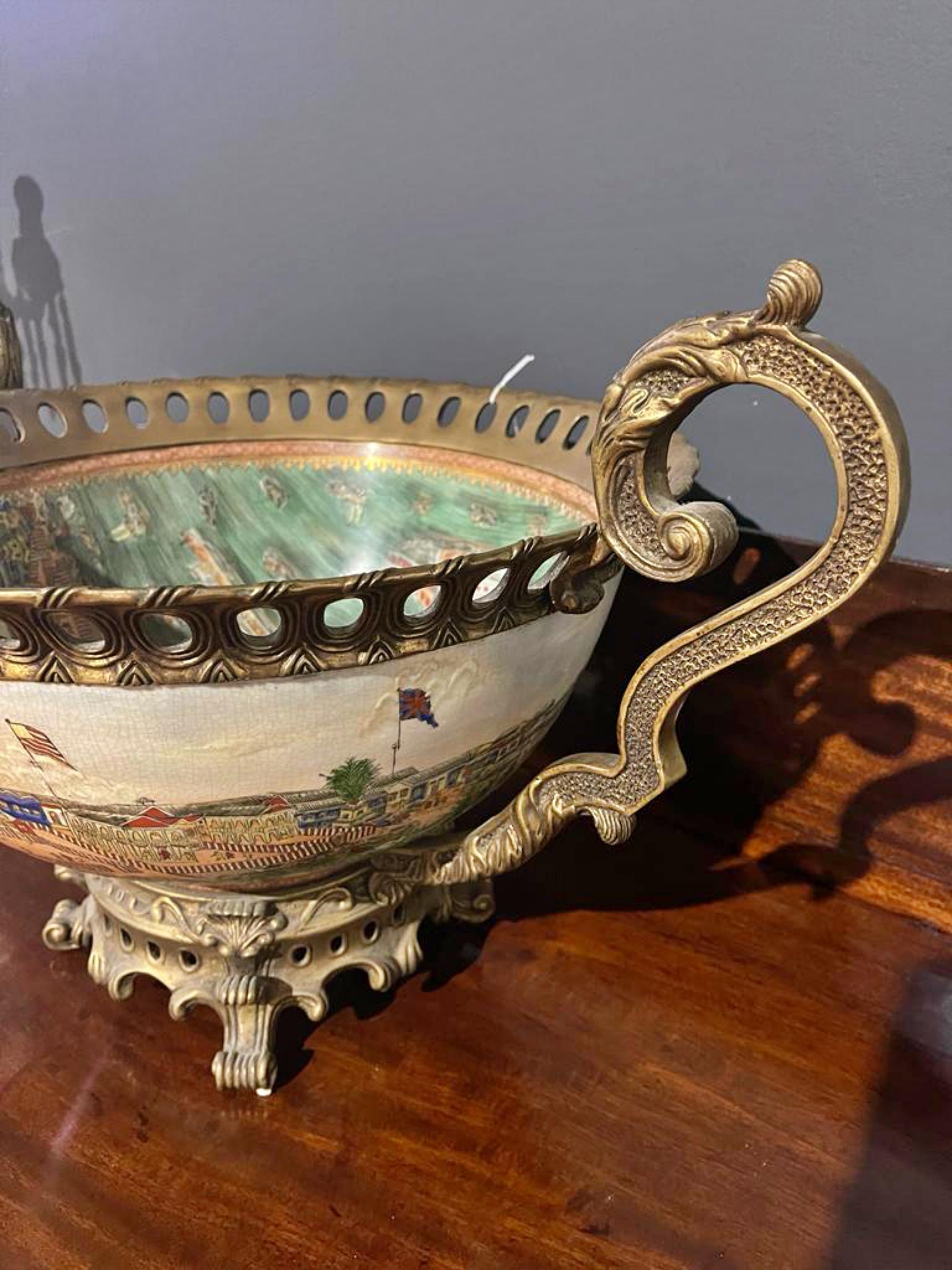 AMAZING LARGE PUNCH BOWL  In Chinese Porcelain from the 19th Century For Sale 7