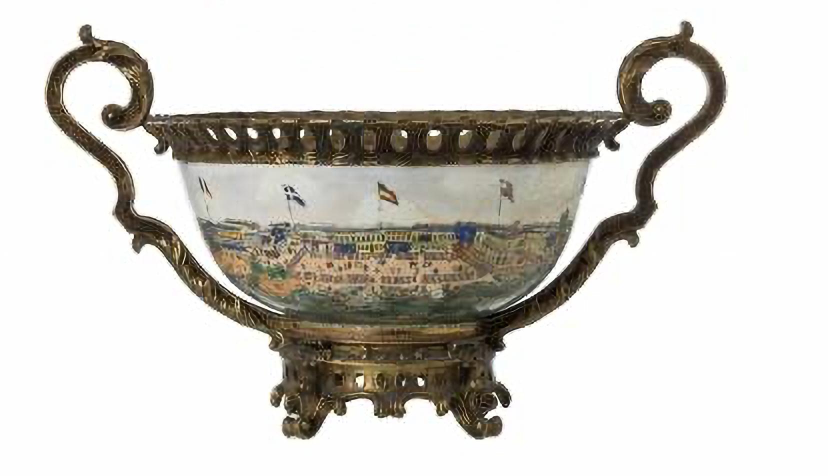 AMAZING LARGE PUNCH BOWL

In Chinese porcelain from the 19th Century,
polychrome decoration with a landscape of the Port of Cantão with flags of its Feitorias.
Mountings in gilded and relief bronze.
Marked on the base.
Small restoration.
Dim.: 37 x