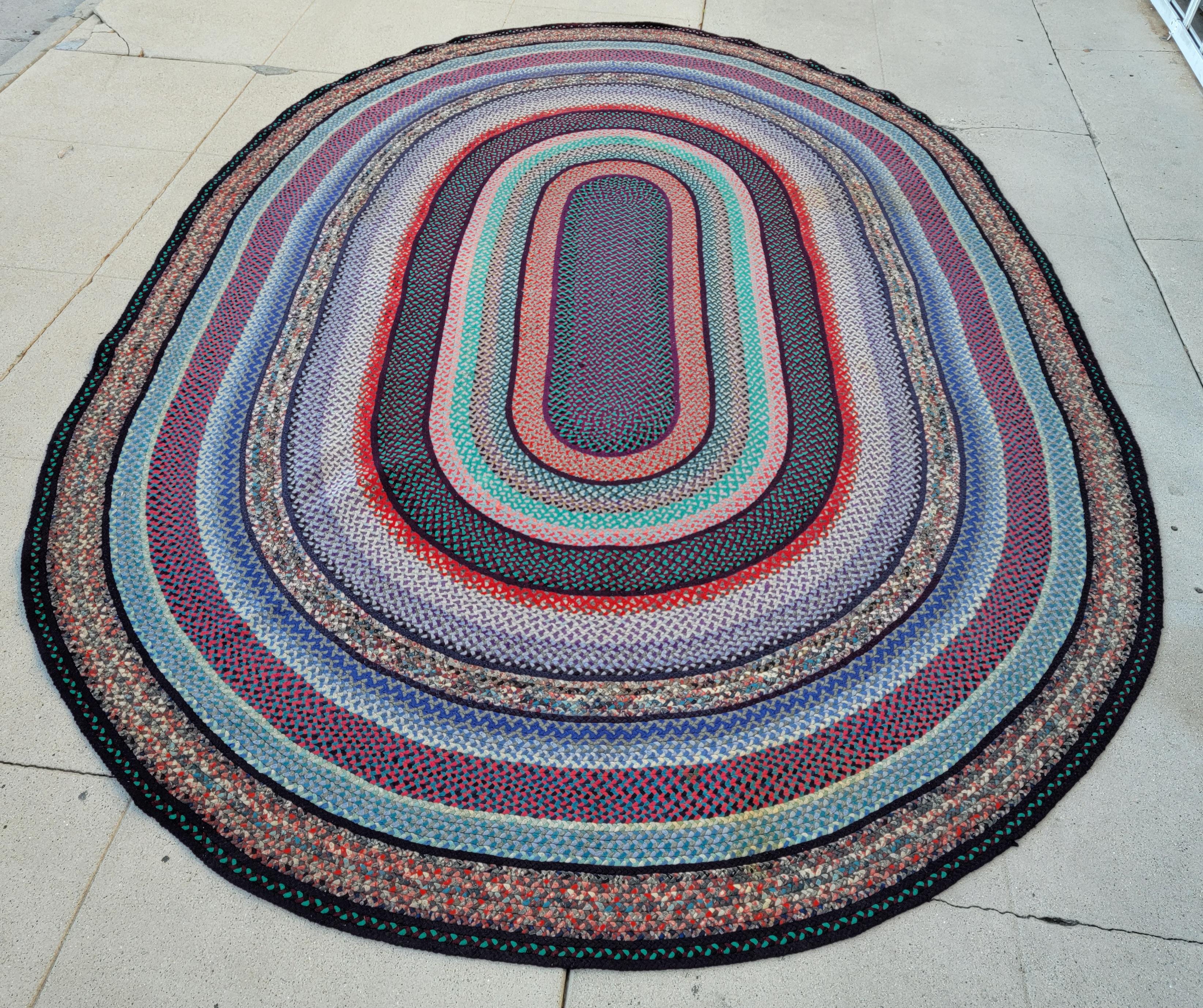 Ce très grand tapis en laine tressée à la main est en très bon état et dans de superbes couleurs de campagne. Il a été trouvé dans l'état du Maine et a été bien entretenu. Il a été nettoyé professionnellement.