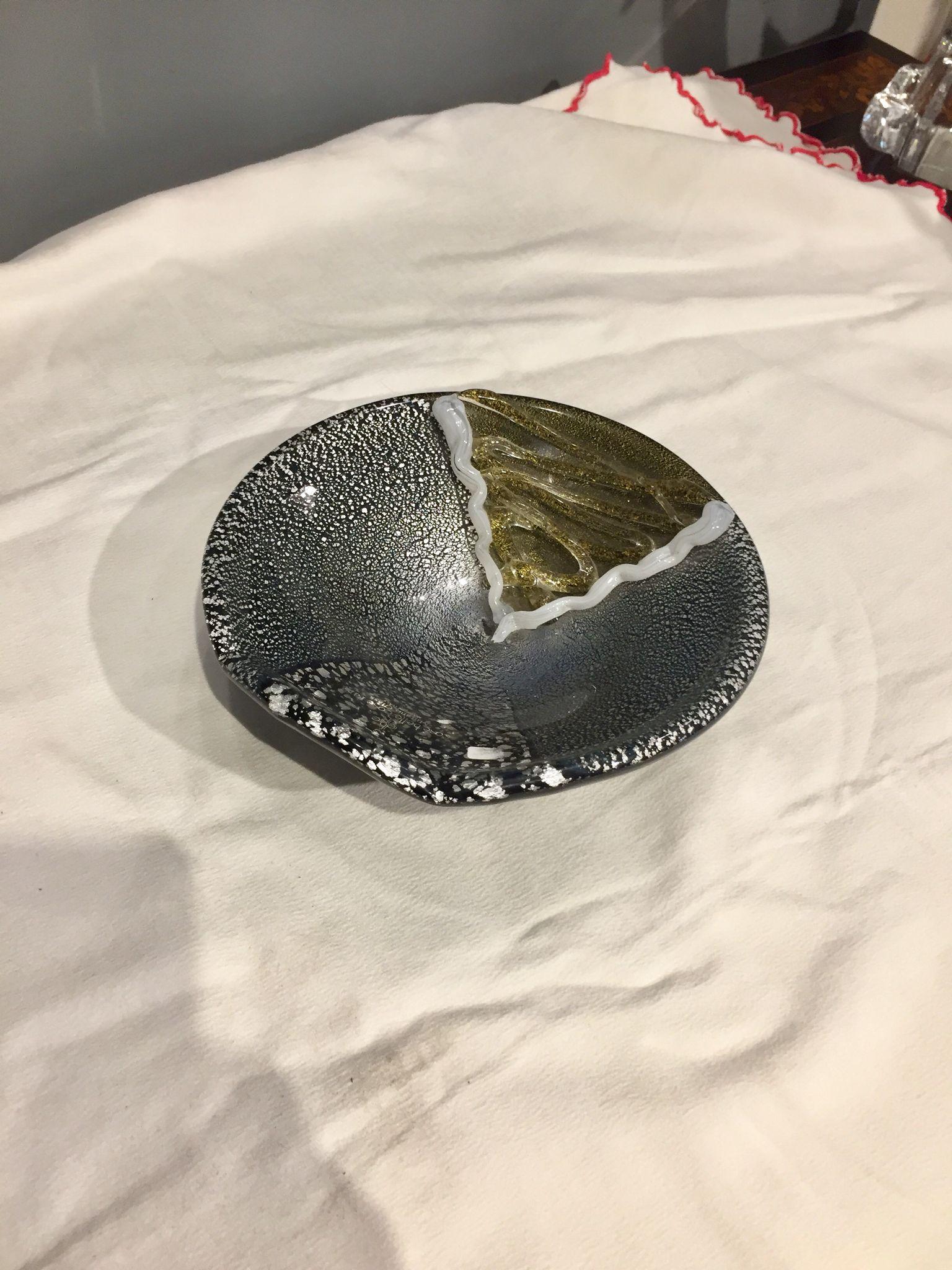 This incredible collectible ashtray features a licorice black body with transparent applications and golden reflections, with a snow effect.
Signed on the bottom.
Unique item to furnish your home with elegance.
Excellent conditions.